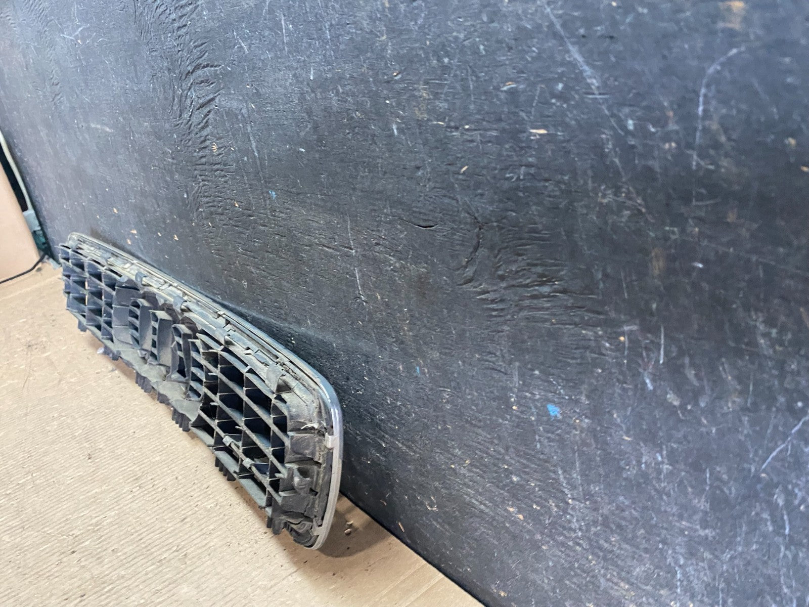 2000 to 2002 Audi A4 Upper Front Grill Grille OEM P6104 DG5