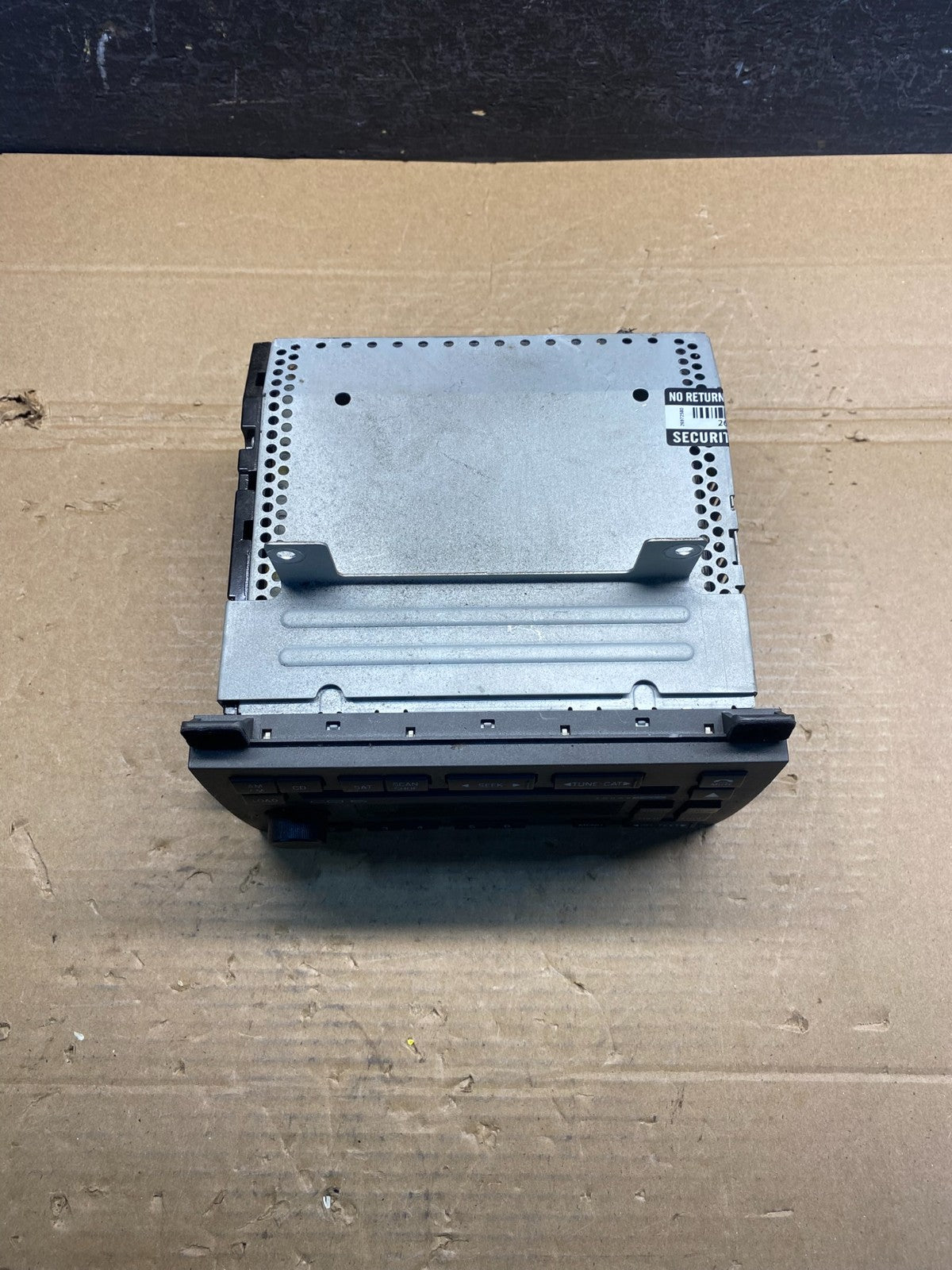 2006 - 2011 Lincoln Town Car AM/FM Radio CD Player AD6561 DG3