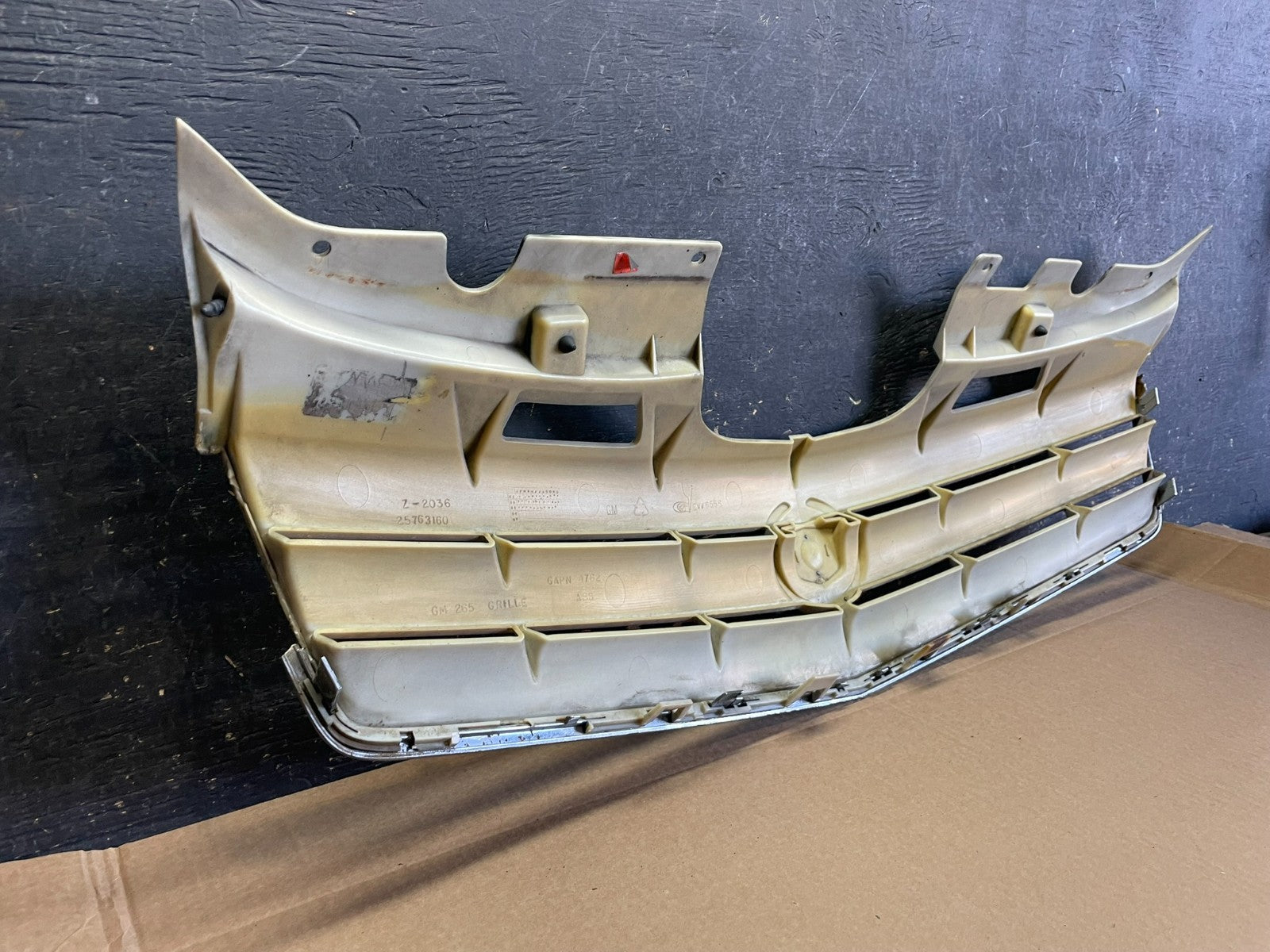 2004 to 2005 Cadillac SRX Front Upper Grille Grill OEM AB2943 DG8