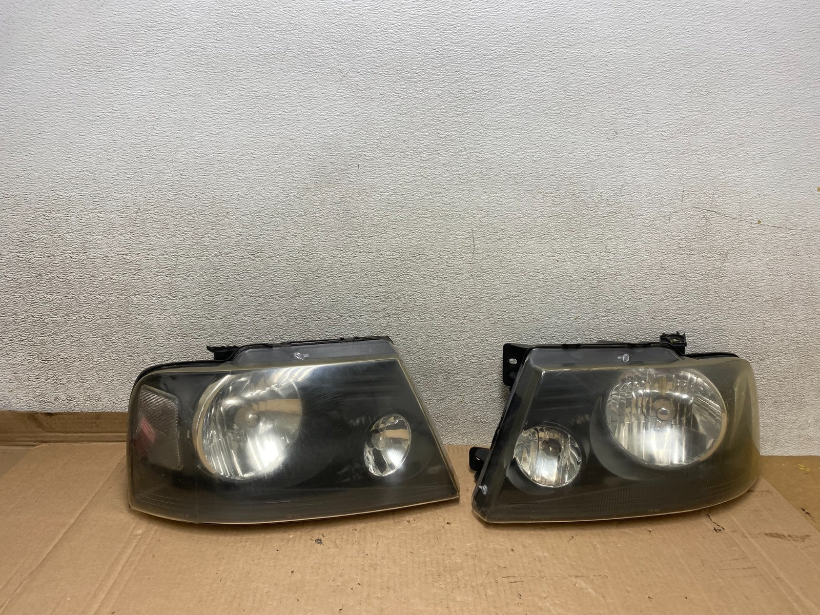 2004 to 2008 Ford F-150 F150 Left+Right Halogen Headlights U8457 DW0