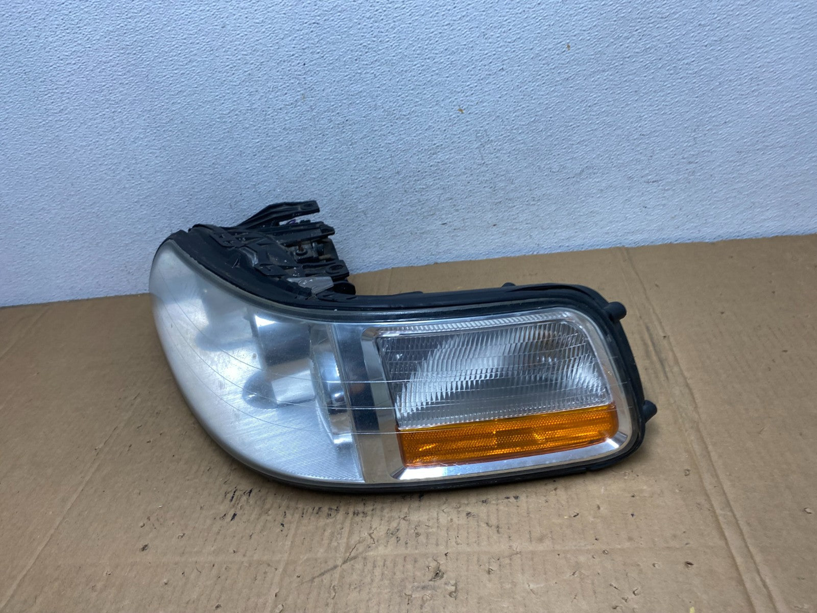 2005 to 2011 Lincoln Town Car Left Driver LH Side Headlight AD1088 DW1