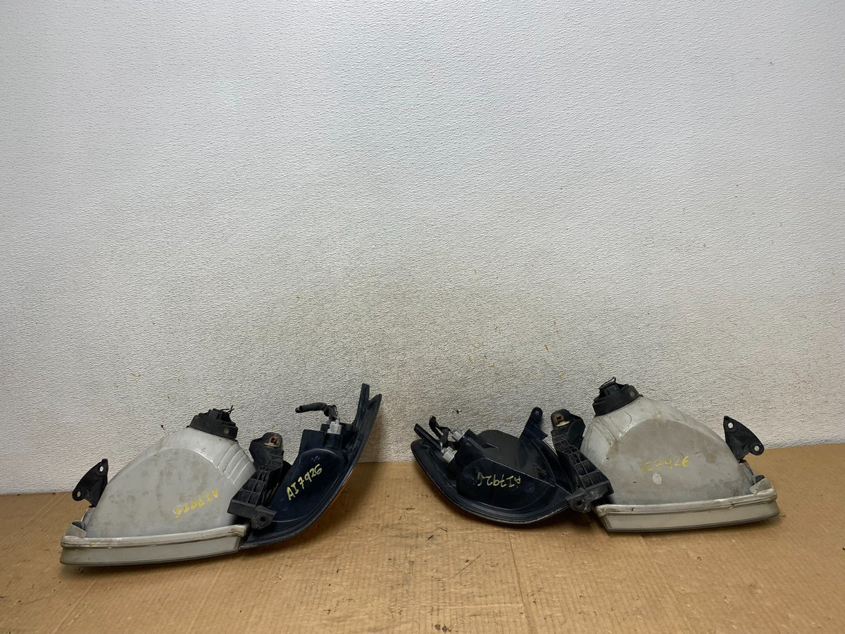 2001-2004 Toyota Sequoia Left+Right Side Halogen Headlights AI7926 DW11