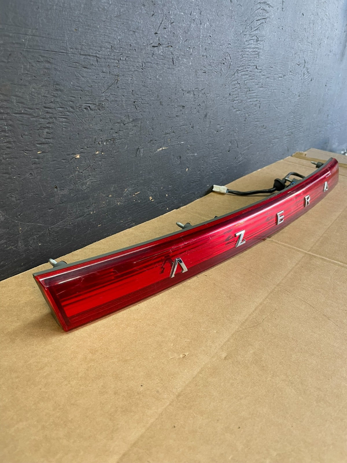 2006 to 2009 Hyundai Azera Trunk Center Tail Light License W/Emblem AE0853 DG2