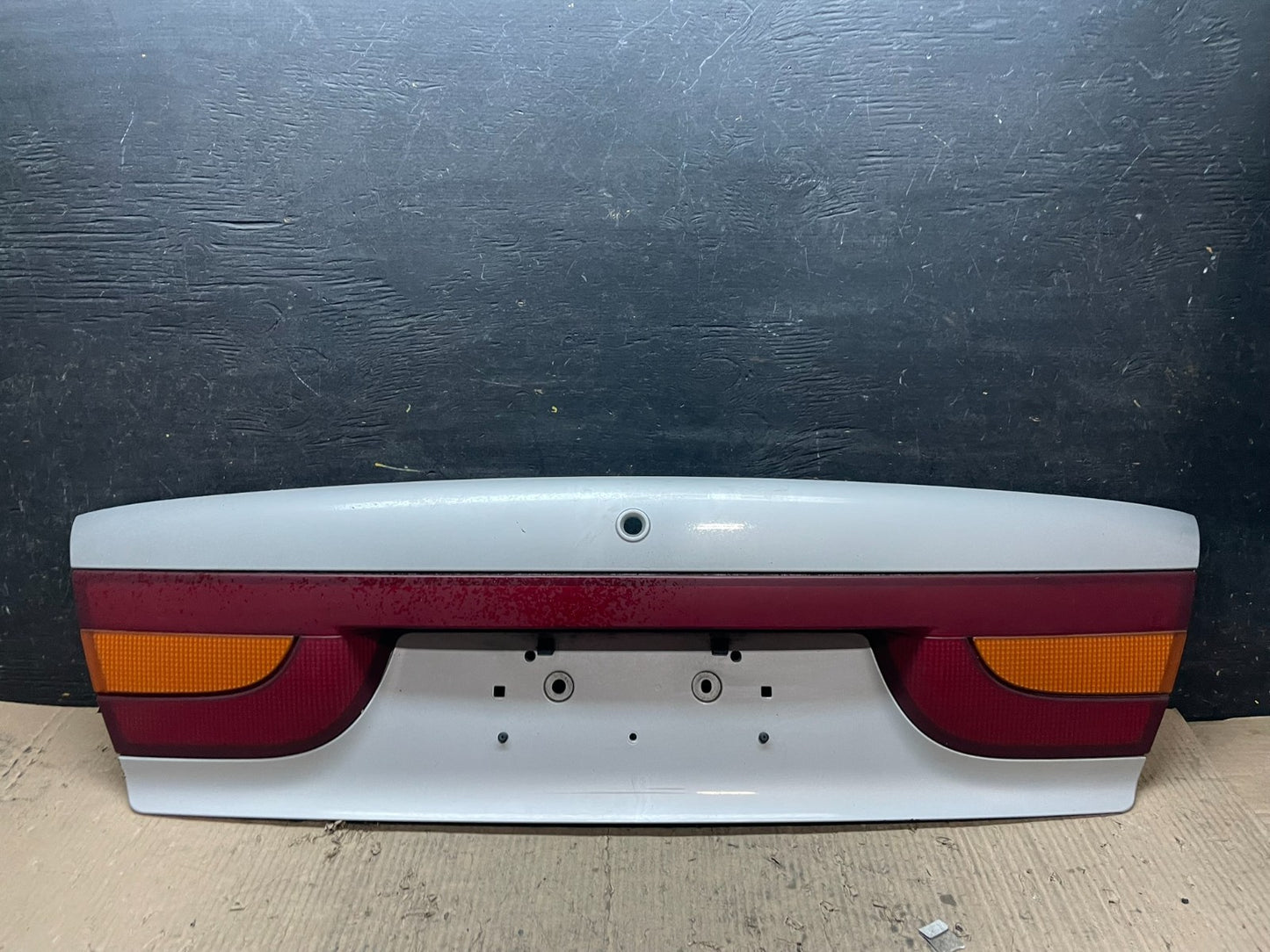 2000-2002 Saturn SL2 Sedan Center Tail Light Lid Trunk Rear Panel  V6799 DG0