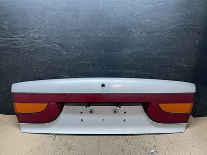 2000-2002 Saturn SL2 Sedan Center Tail Light Lid Trunk Rear Panel  V6799 DG0