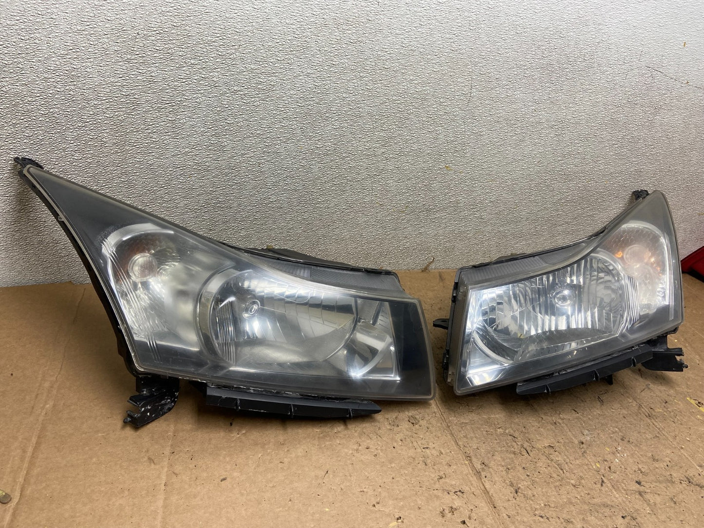 2011 to 2015 Chevrolet Cruze Halogen Left+Right Set Headlights AA43041