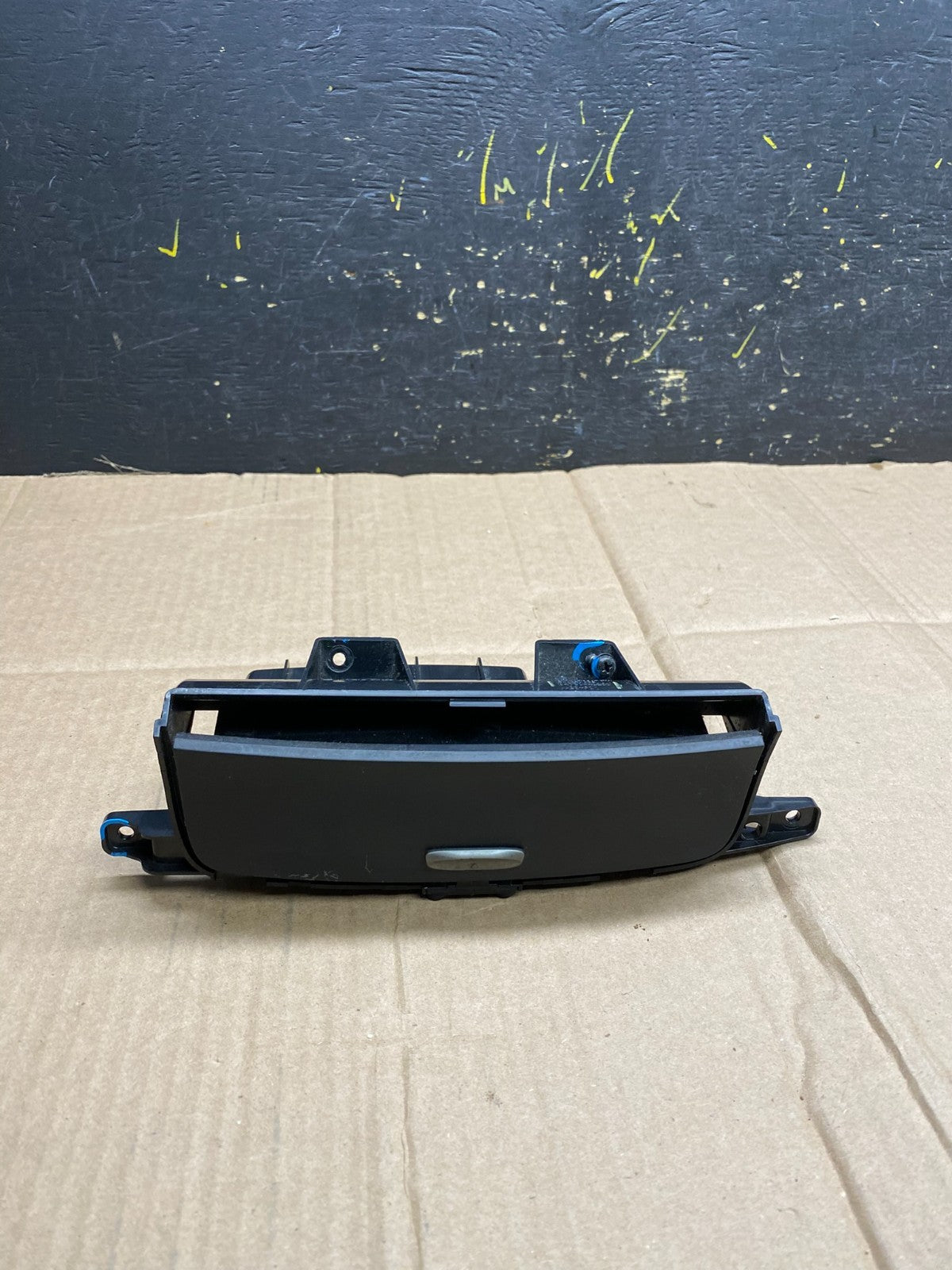 2006 - 2012 Kia Sedona Center Console Dash Storage Compartment Box AA4478 DG0