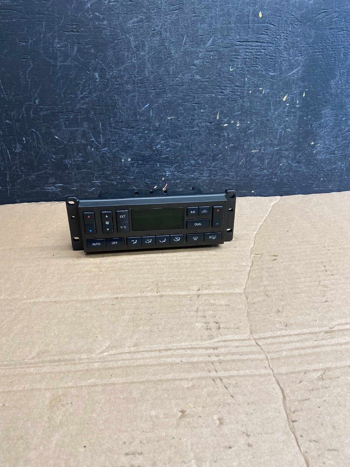 2003 to 2006 Lincoln Town Car Climate Control Panel AF1881 DG0