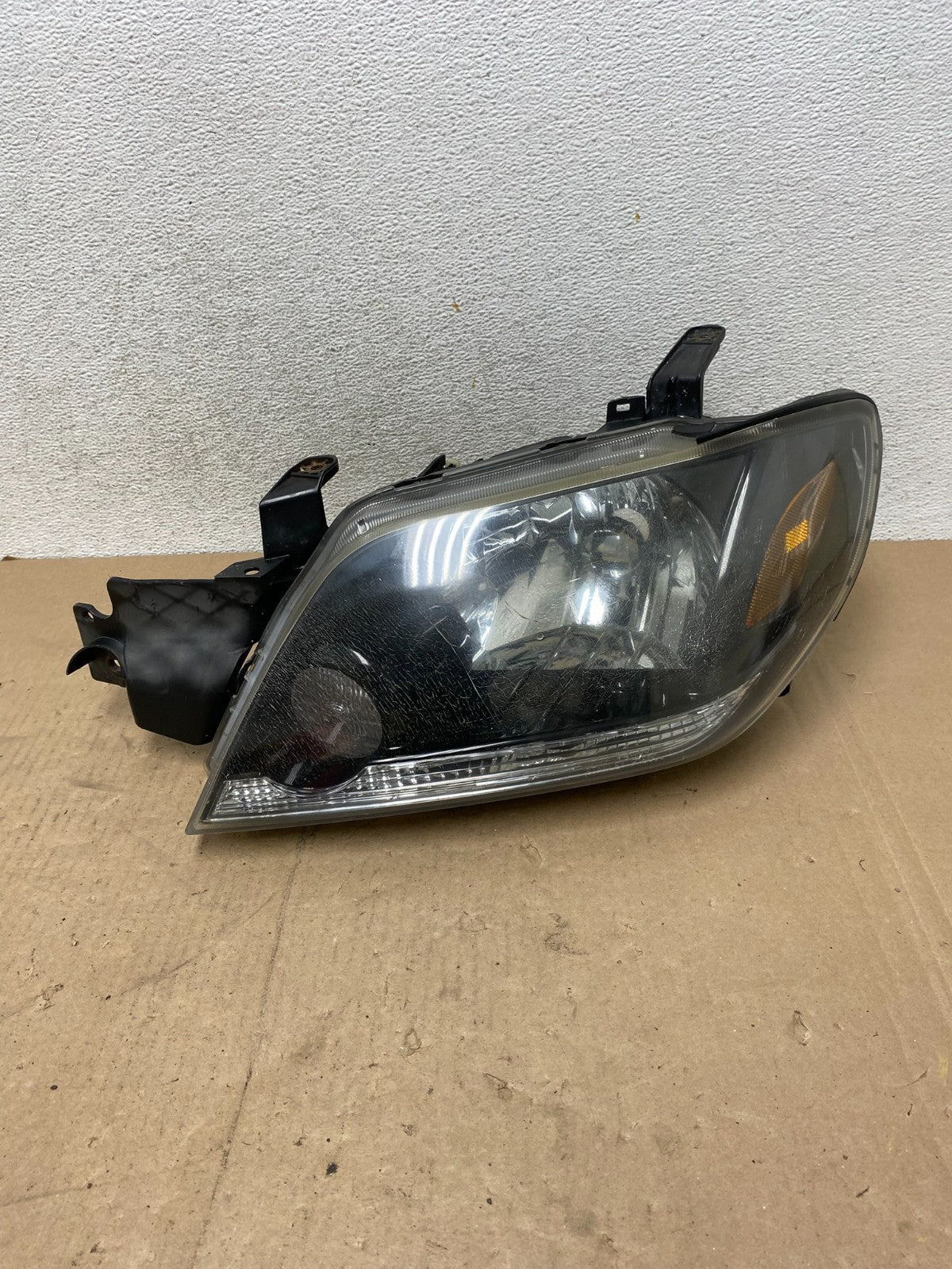 2003-2004 Mitsubishi Outlander Left Driver LH Headlight AG47030