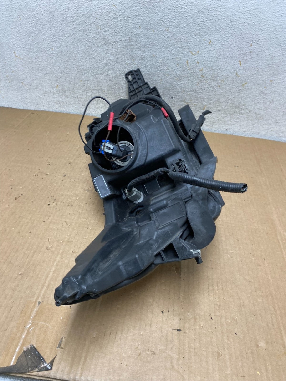 2013 to 2019 Ford Taurus Left Driver LH Side Headlight Halogen AI8878 DW8