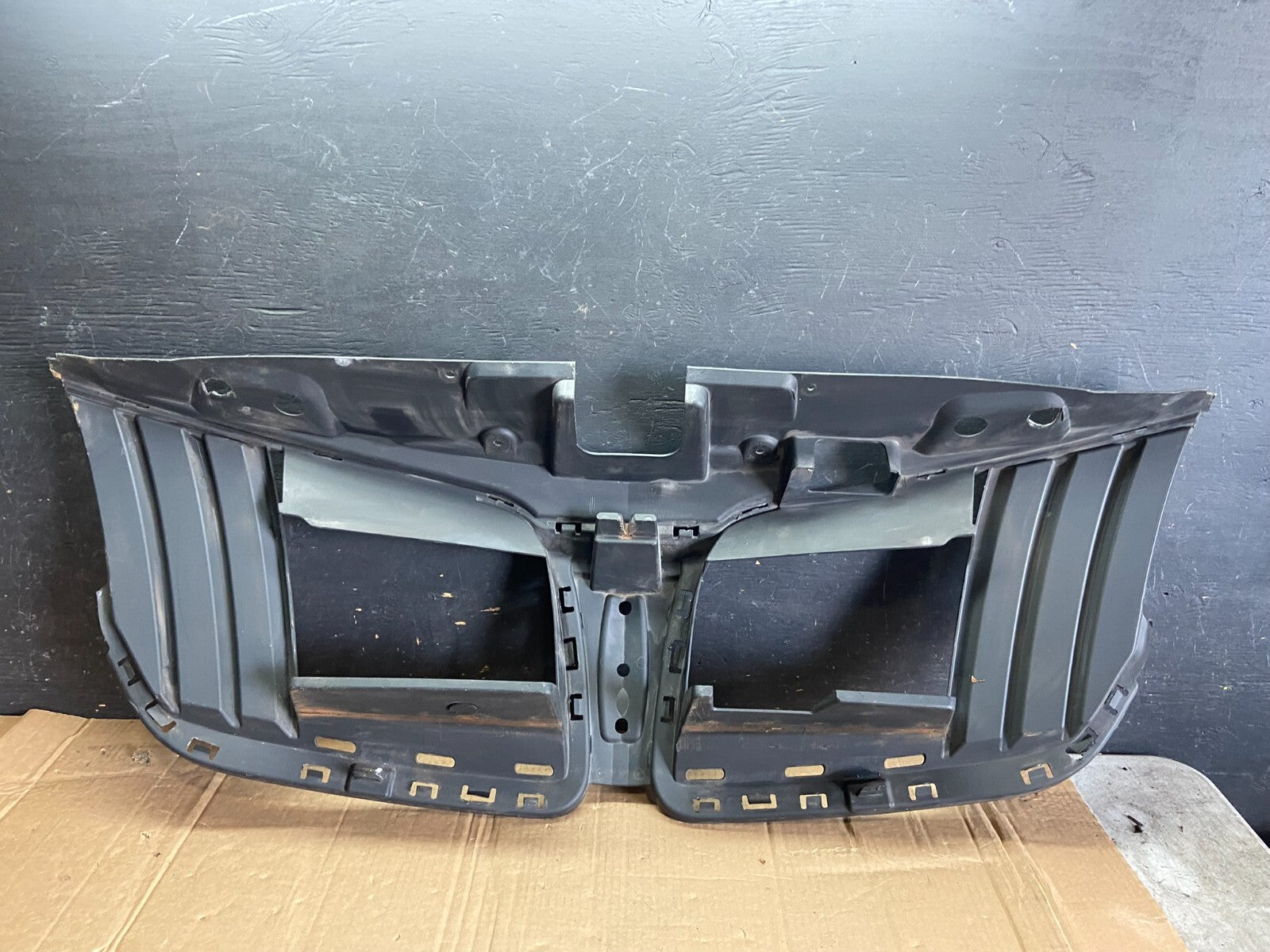 2010 to 2012 Lincoln MKT Grill Grille Support Panel O1143 OEM DG3