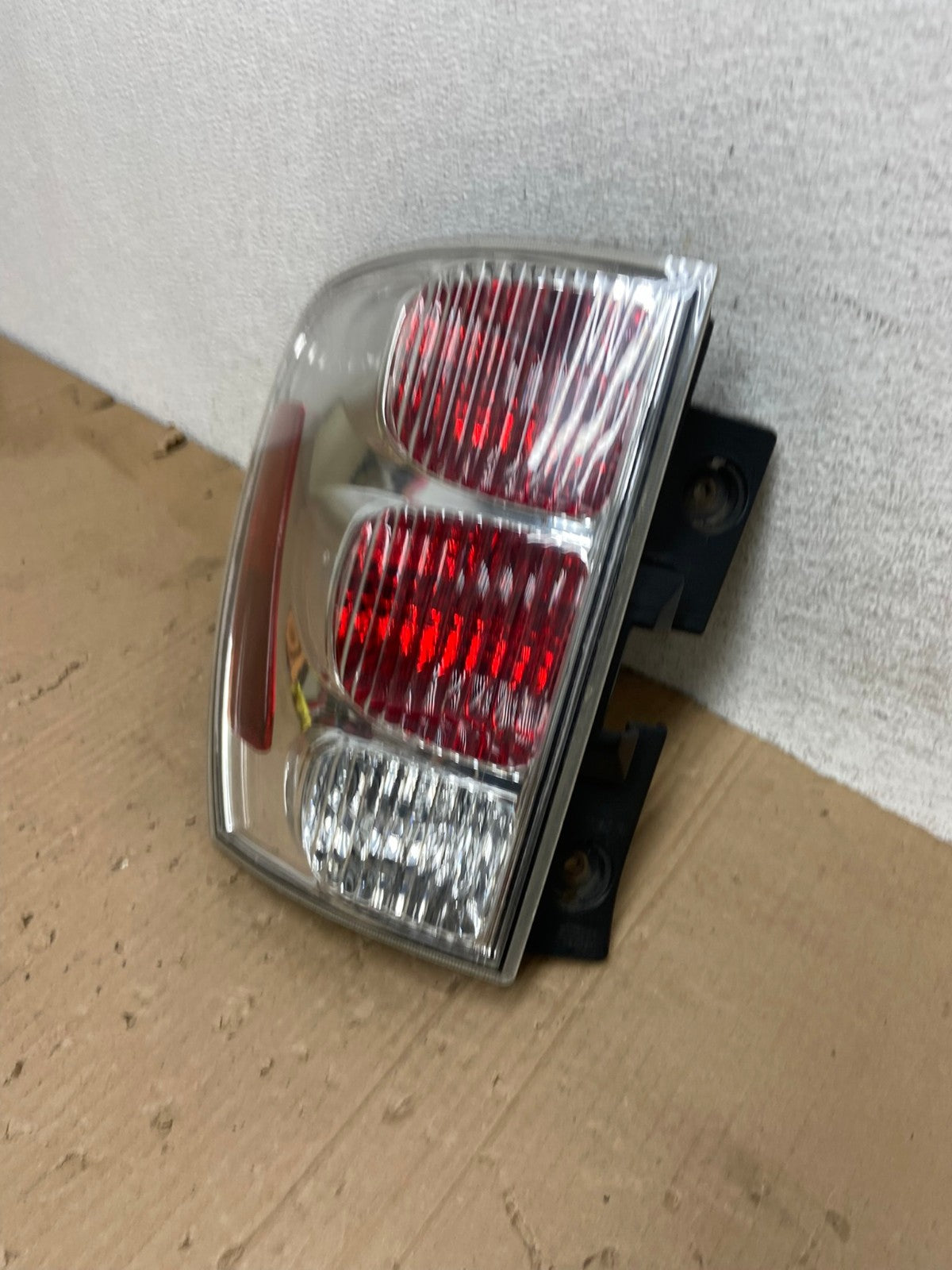 2005 to 2008 Chevrolet Equinox Left Driver Lh Side Tail Light AE9236 LK1