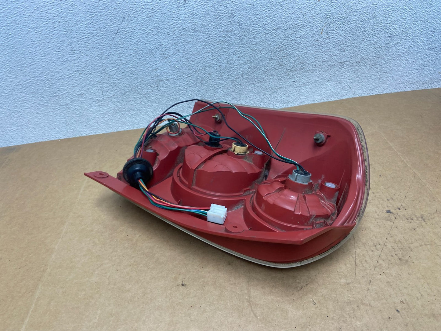 2004 to 2006 Mazda Mpv Right Passenger Side Tail Light AE2975 DG4