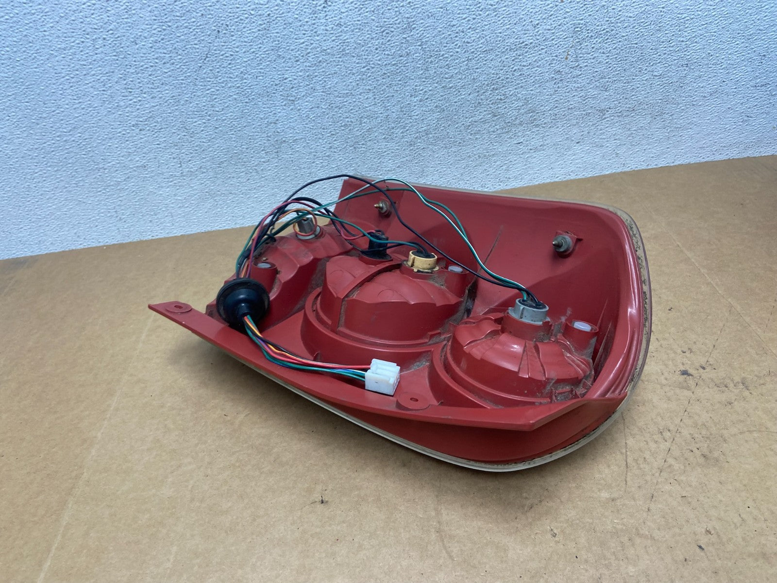 2004 to 2006 Mazda Mpv Right Passenger Side Tail Light AE2975 DG4