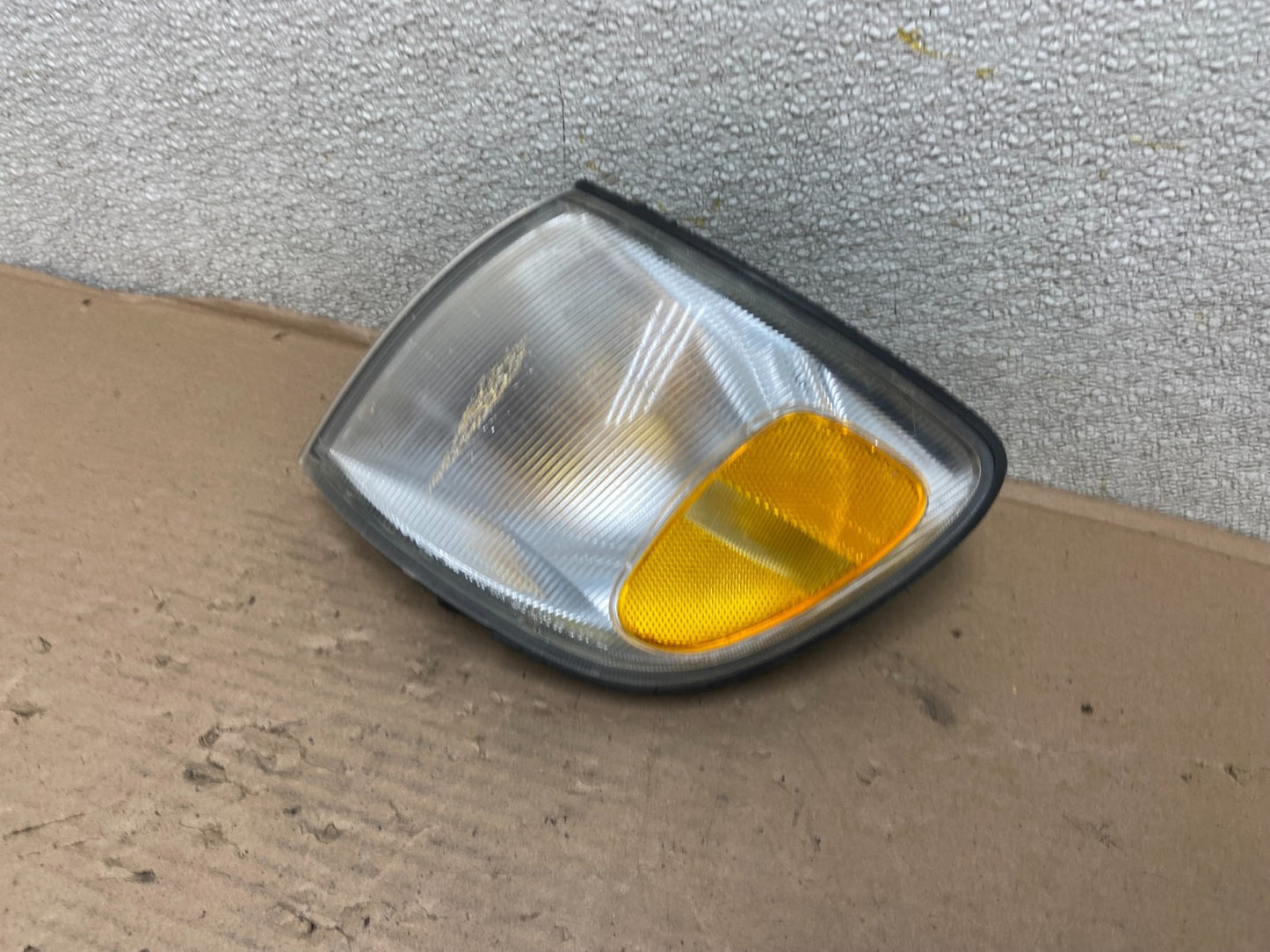 1998 to 2000 Toyota Sienna Left Driver Side Turn Signal Marker Lamp AB0100 DW1