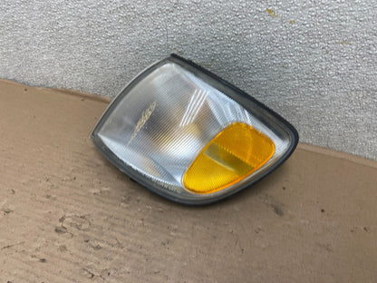 1998 to 2000 Toyota Sienna Left Driver Side Turn Signal Marker Lamp AB0100 DW1
