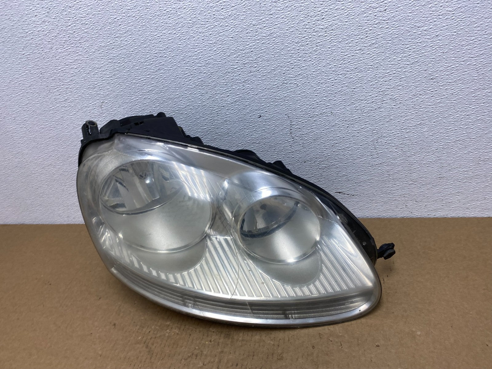 2005 - 2010 Volkswagen Jetta Right Passenger RH Side Headlight Halogen AC1203 DW1