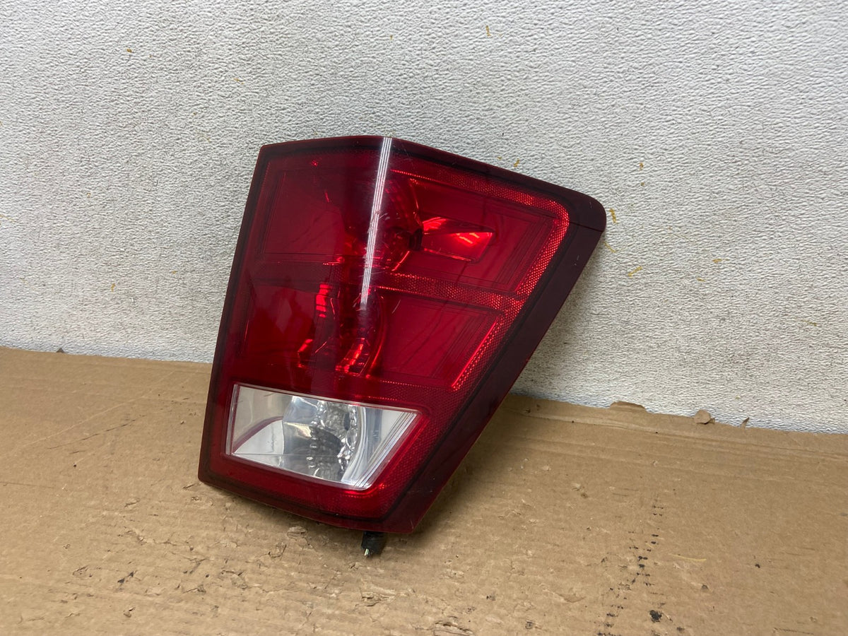 2005 - 2006 Jeep Grand Cherokee Right Passenger Rh Tail Light AH9197 LK2