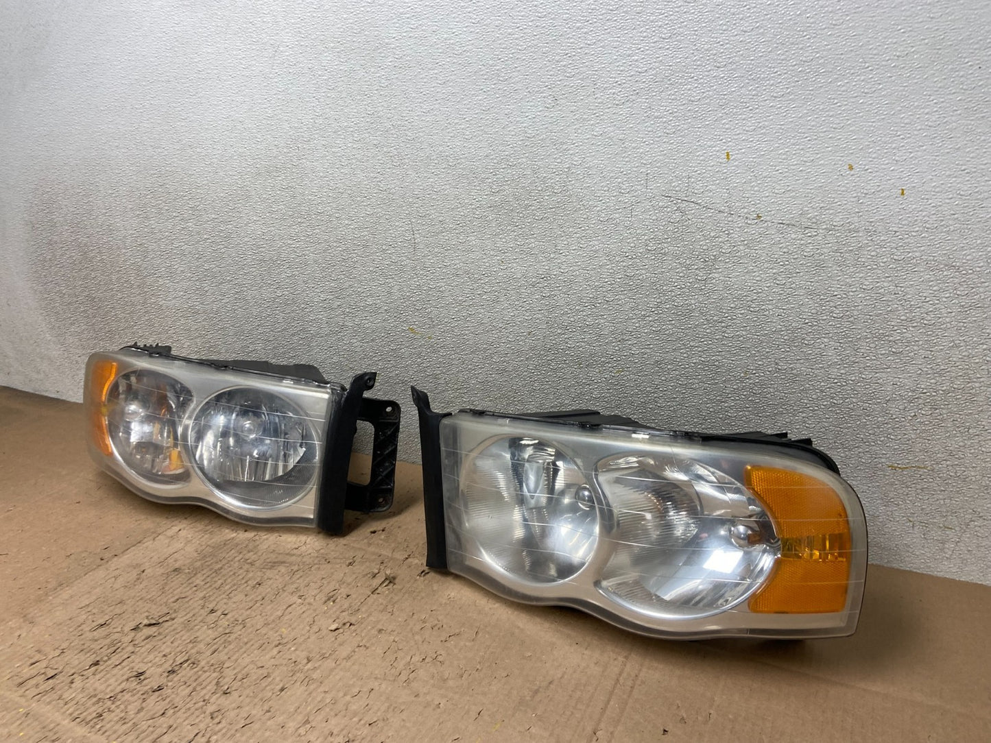 2002 to 2005 Dodge Ram Left+Right Side Halogen Headlights Y3286 DW1