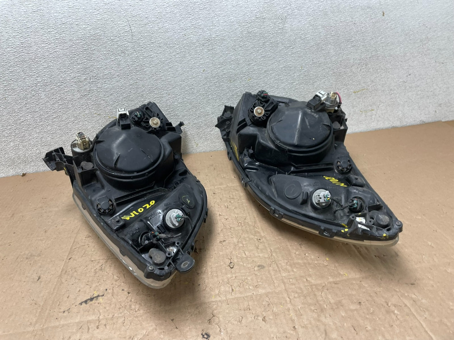 2004-2005 Toyota Prius Left+Right Side Xenon Headlights W1020 DW19