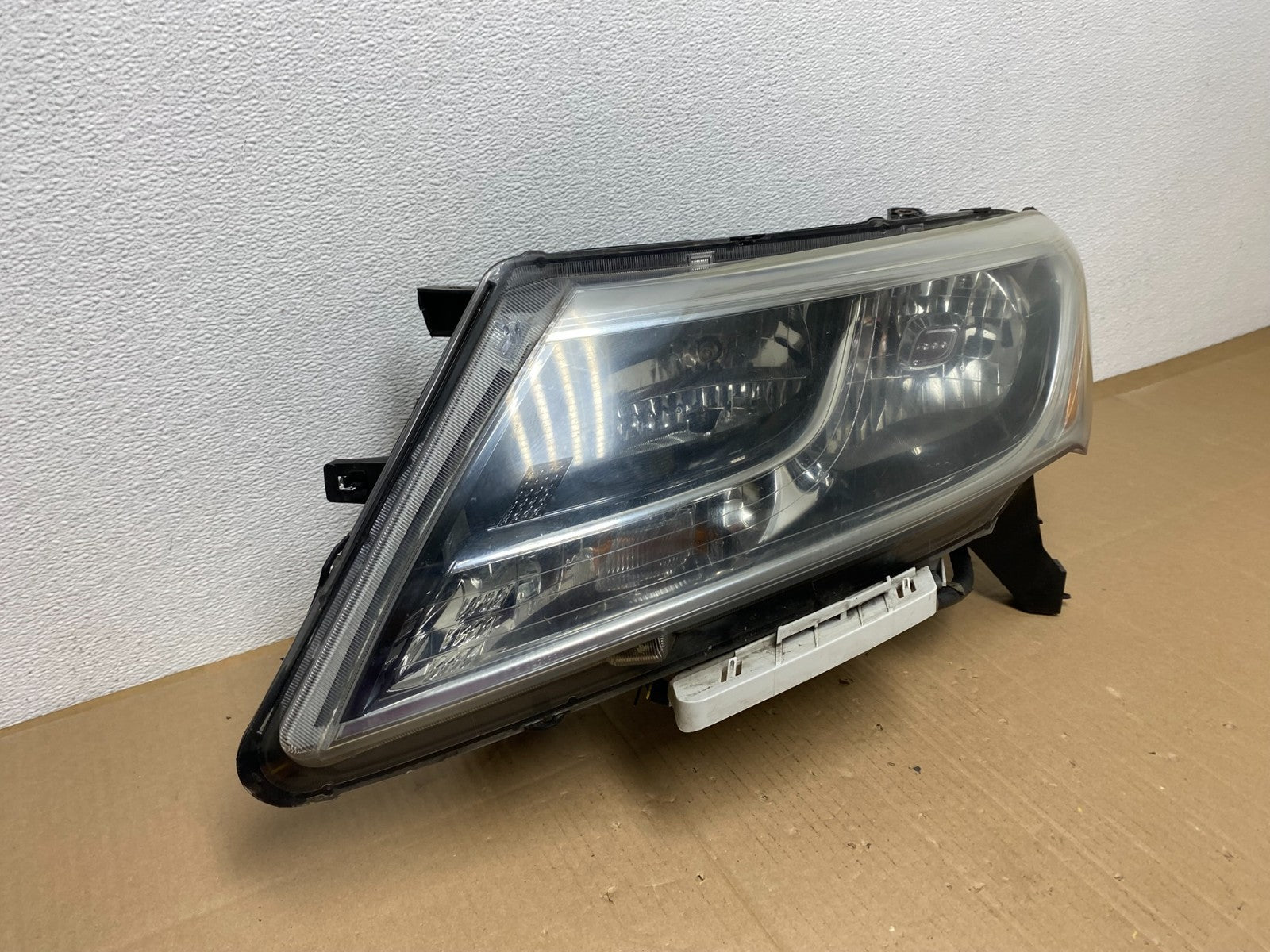 2013 to 2016 Nissan Pathfinder Left Driver LH Side Headlight Halogen OEM AB80982