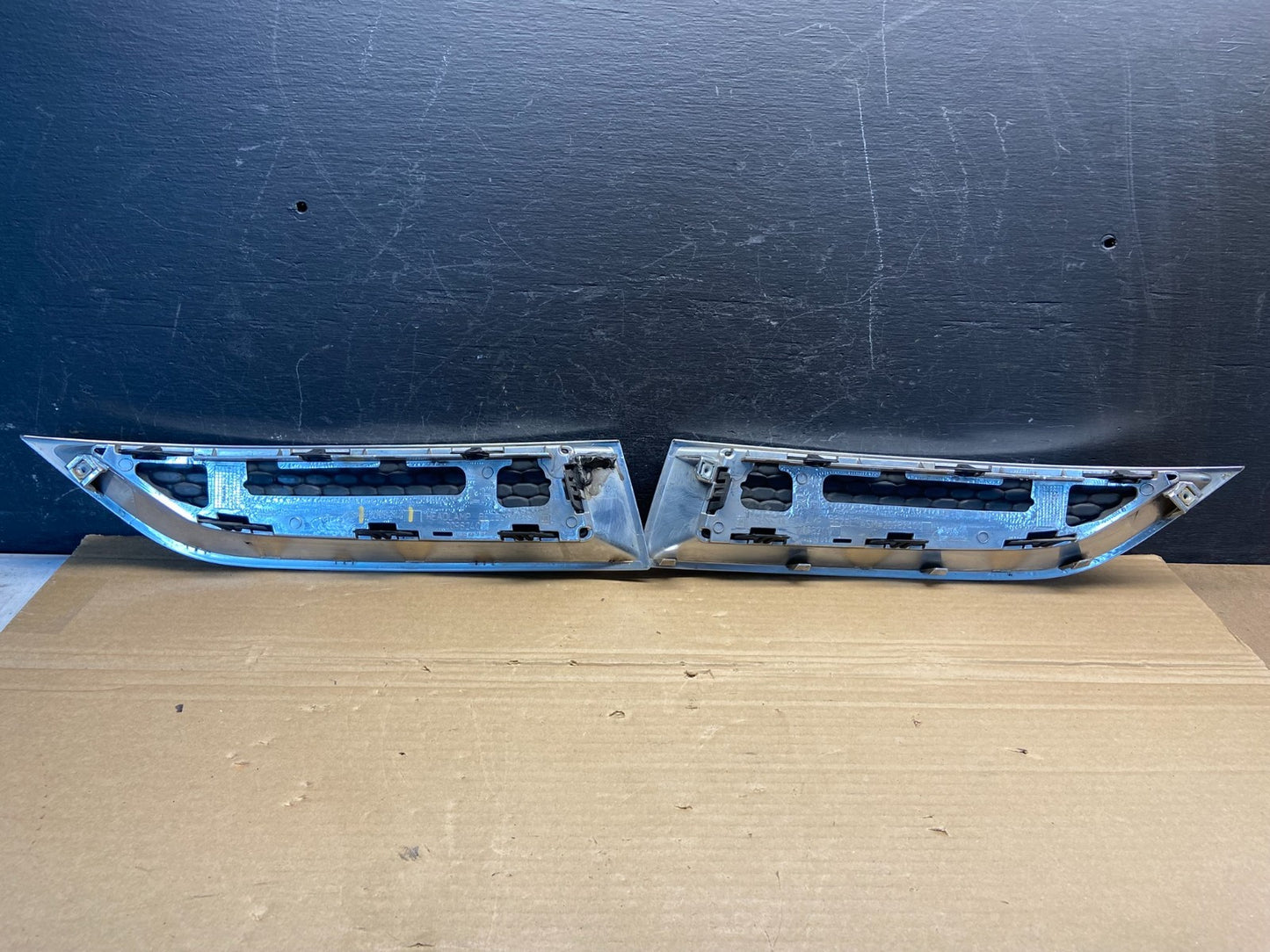 2013 to 2016 GMC Acadia Front Bumper Left+Right Set Grille Cover AE4593 DG2