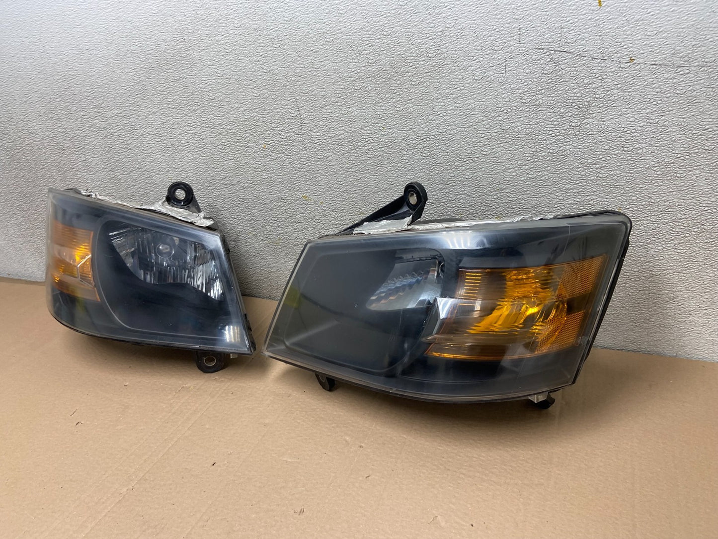 2008 to 2010 Dodge Caravan Left+Right Set Side Halogen Headlights AB2329 DW1