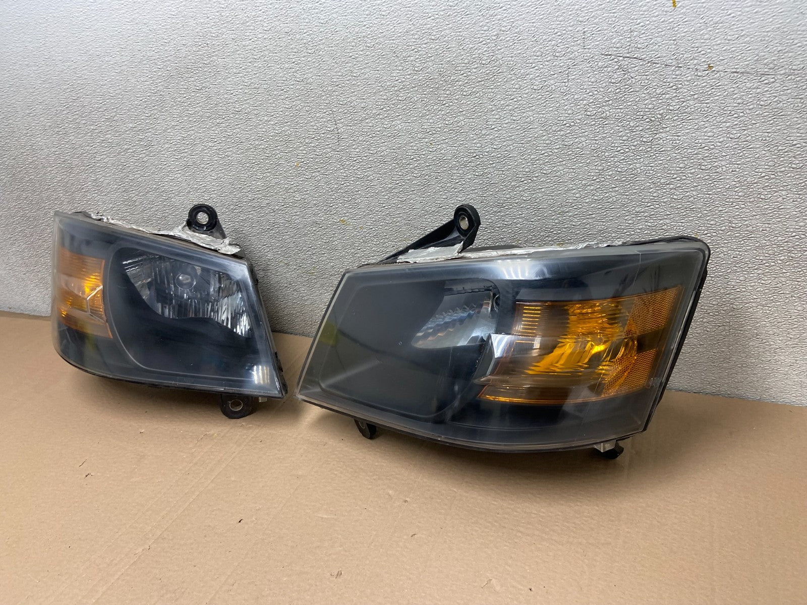 2008 to 2010 Dodge Caravan Left+Right Set Side Halogen Headlights AB2329 DW1