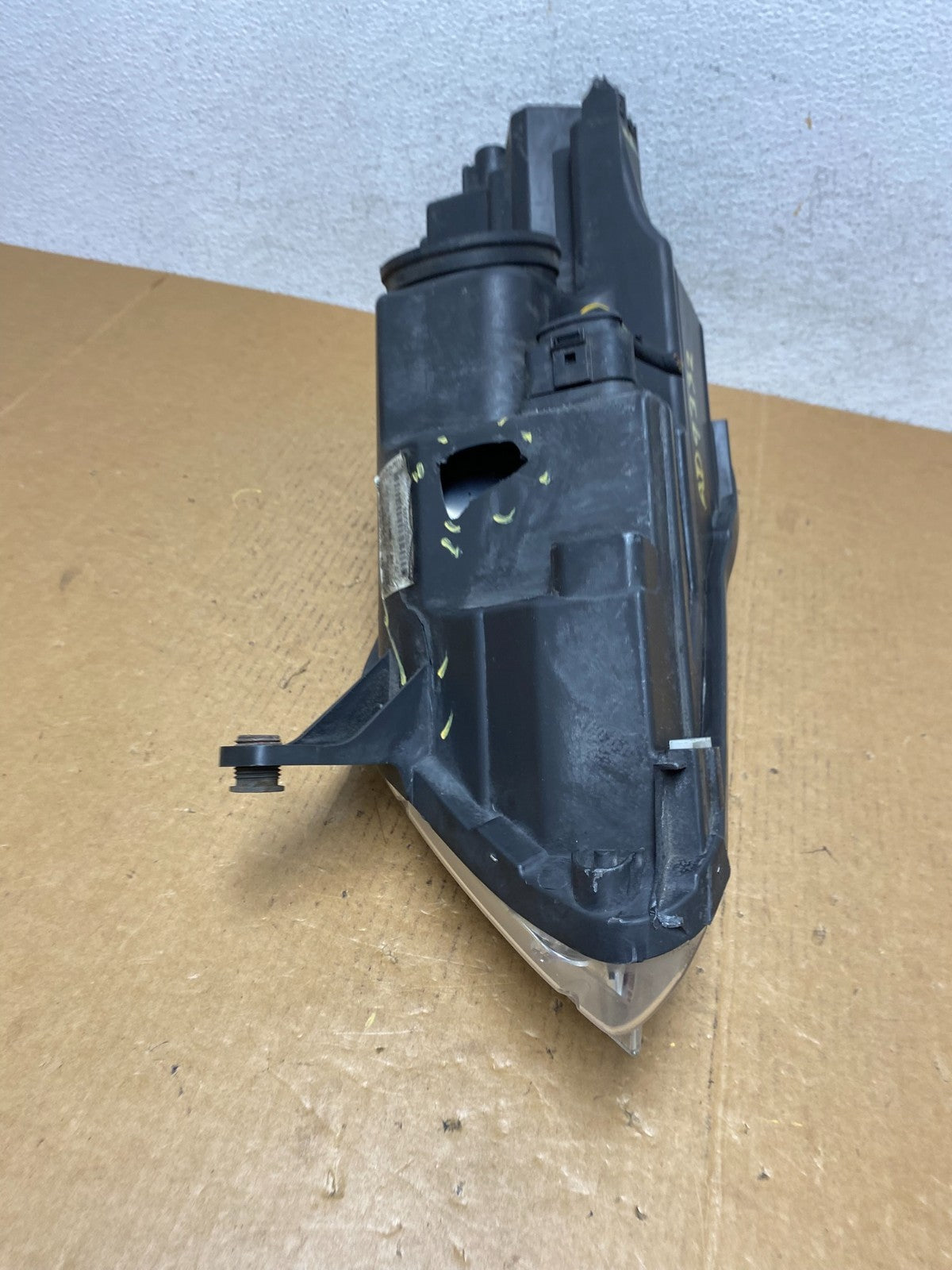 2009 to 2011 Volkswagen Tiguan Right Passenger Halogen Headlight AD9332 DW11