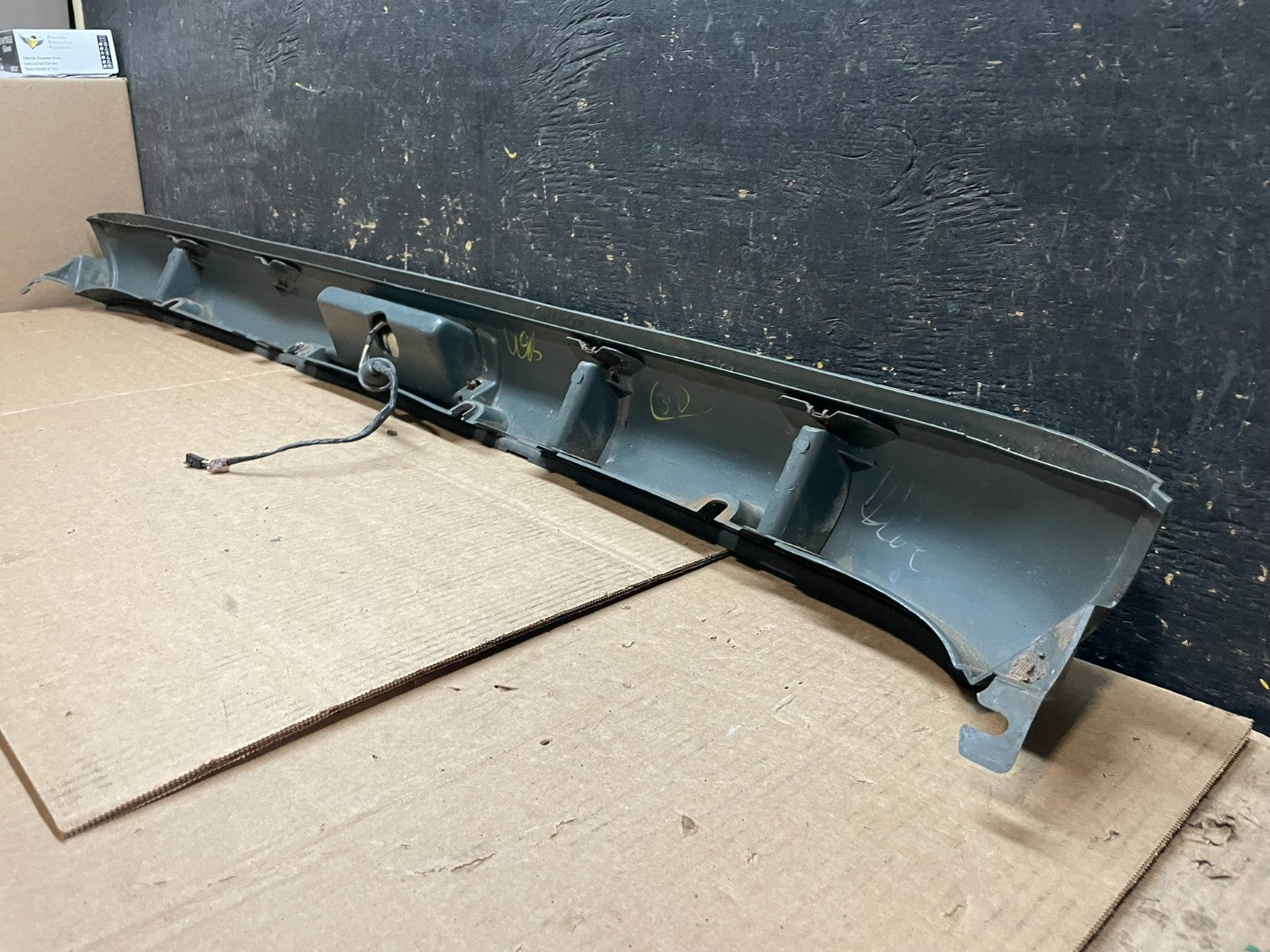 1996 to 2002 Chevrolet Express 3rd Third Brake Light Trim Spoiler y9320 DG9