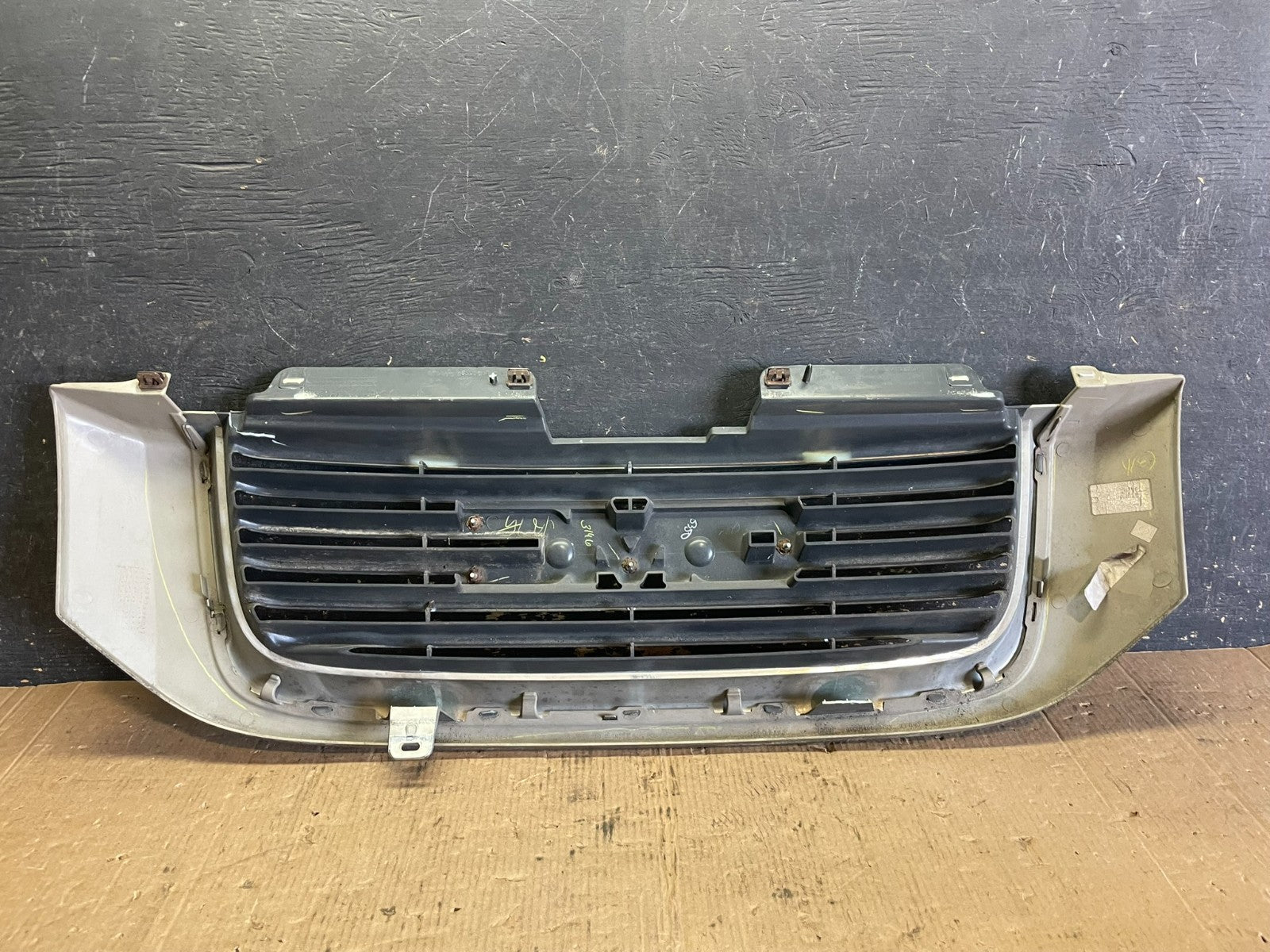 2002 to 2009 Gmc Envoy Front Upper Grill Grille OEM Z8139 DG9