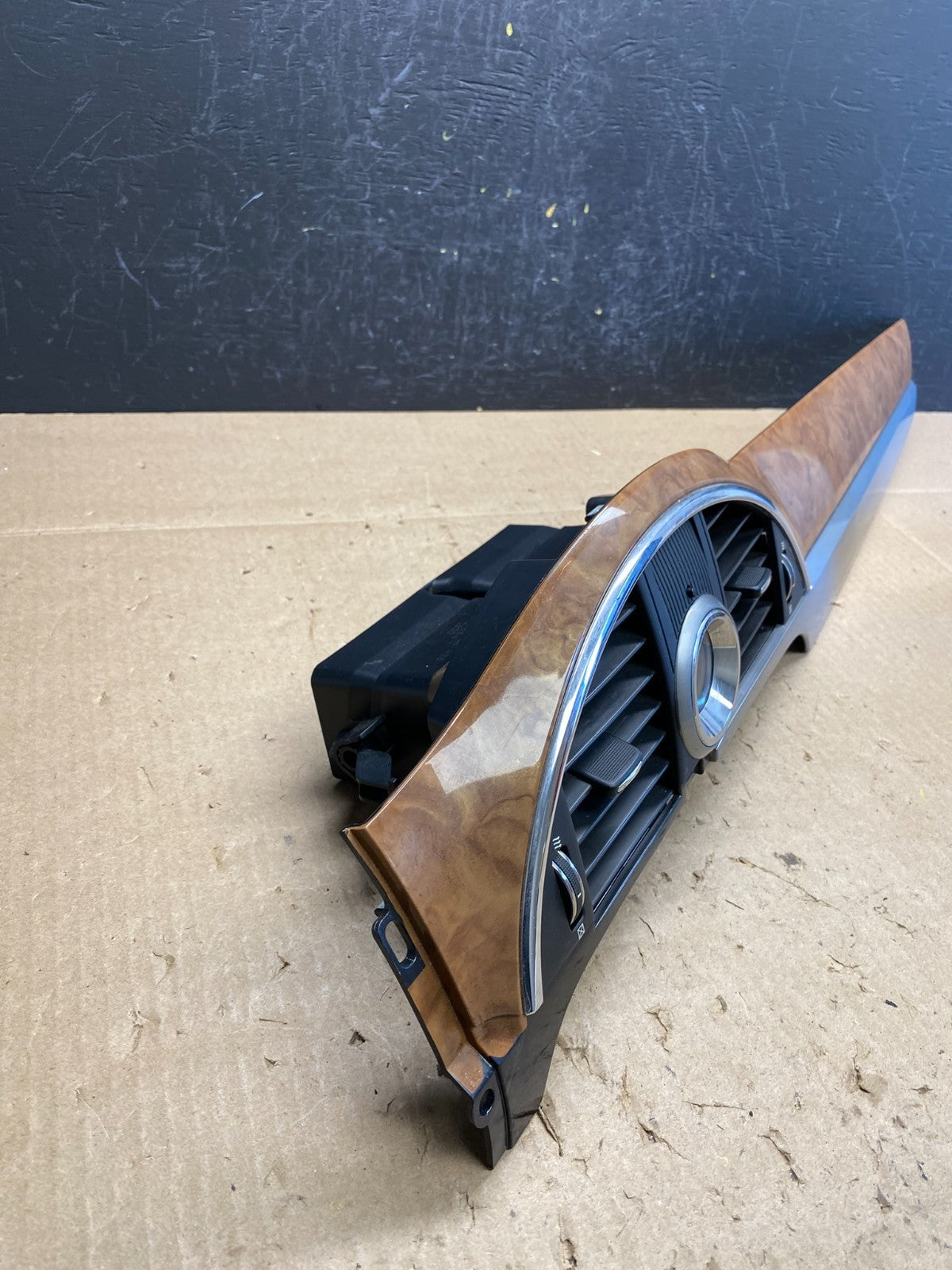 2008 to 2017 Buick Enclave Dash Center Clock Bezel Air Vent Trim AC6500 DG1