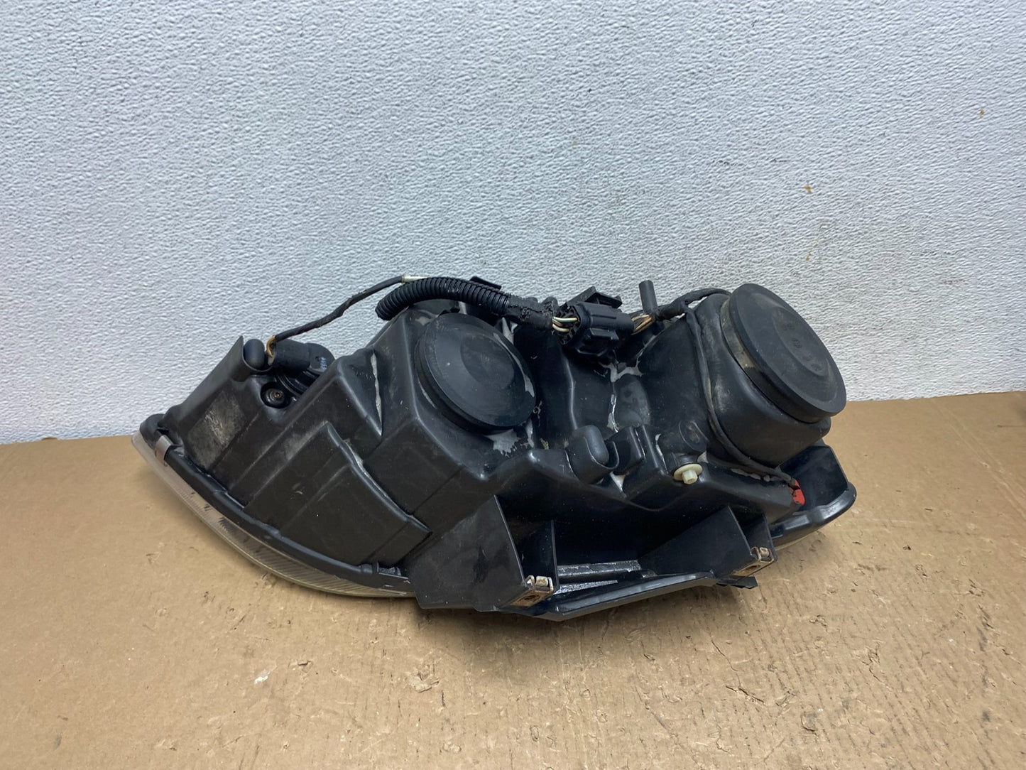 2004 to 2006 Chrysler Pacifica Headlight Left Driver LH Halogen AD8808 DW5