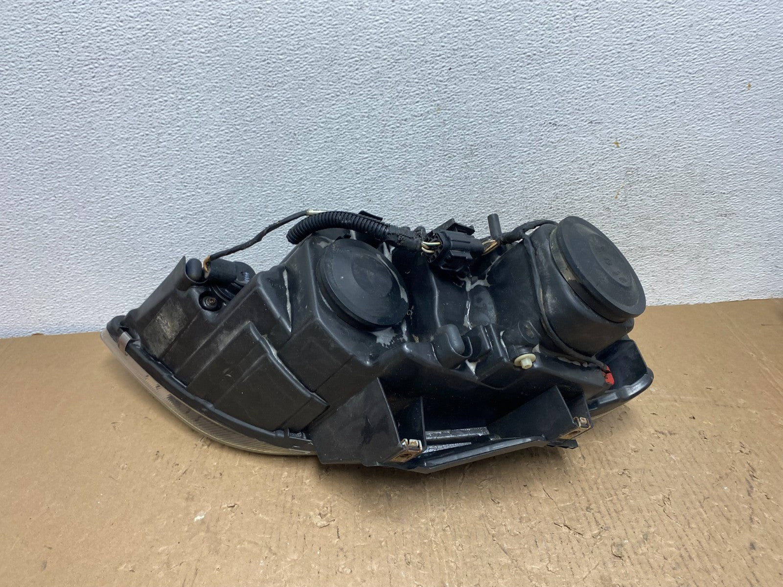 2004 to 2006 Chrysler Pacifica Headlight Left Driver LH Halogen AD8808 DW5