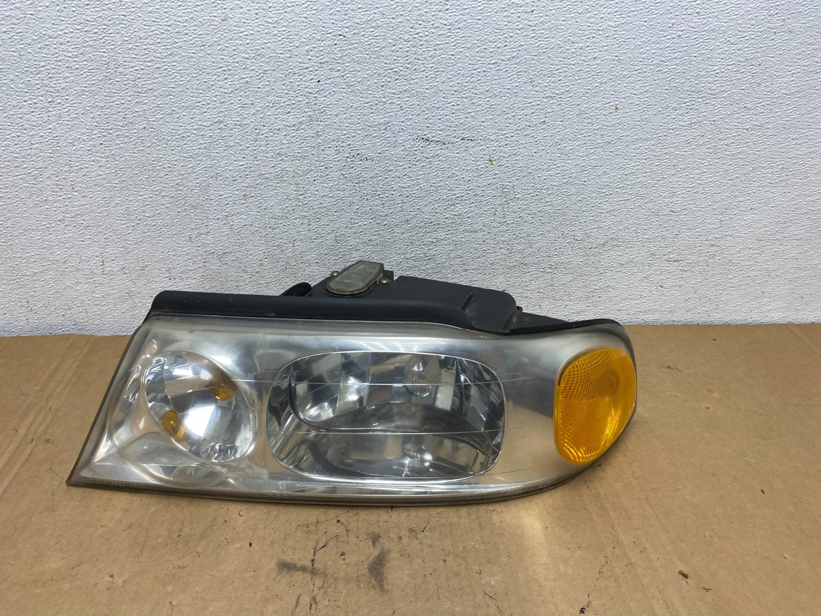 1998 to 2002 Lincoln Navigator Left Driver Lh Halogen Headlight AD2769 DW0