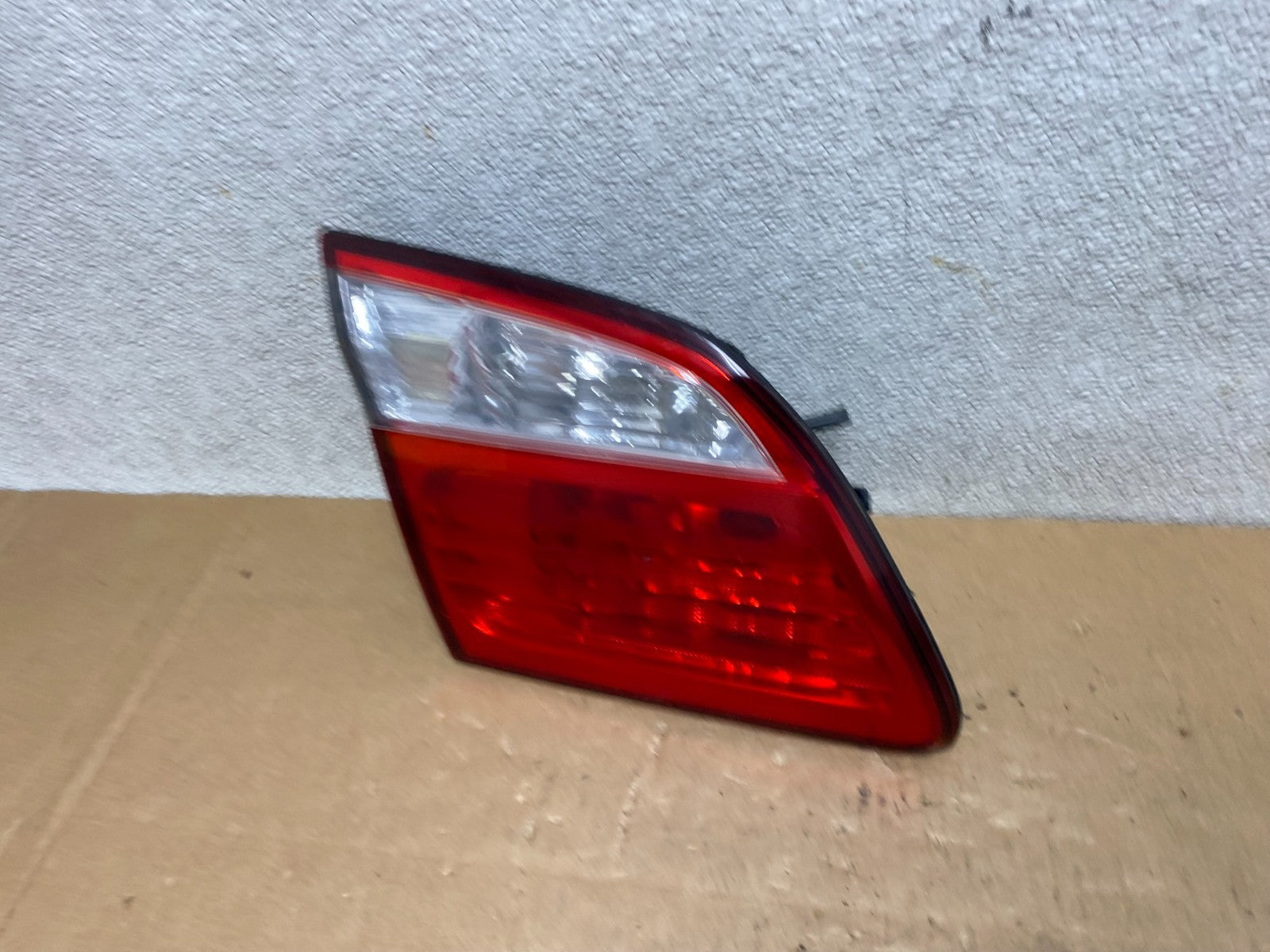 2000-2001 Infiniti i30 Left Driver Lh Side Tail Light Inner Oem V5196 DG1