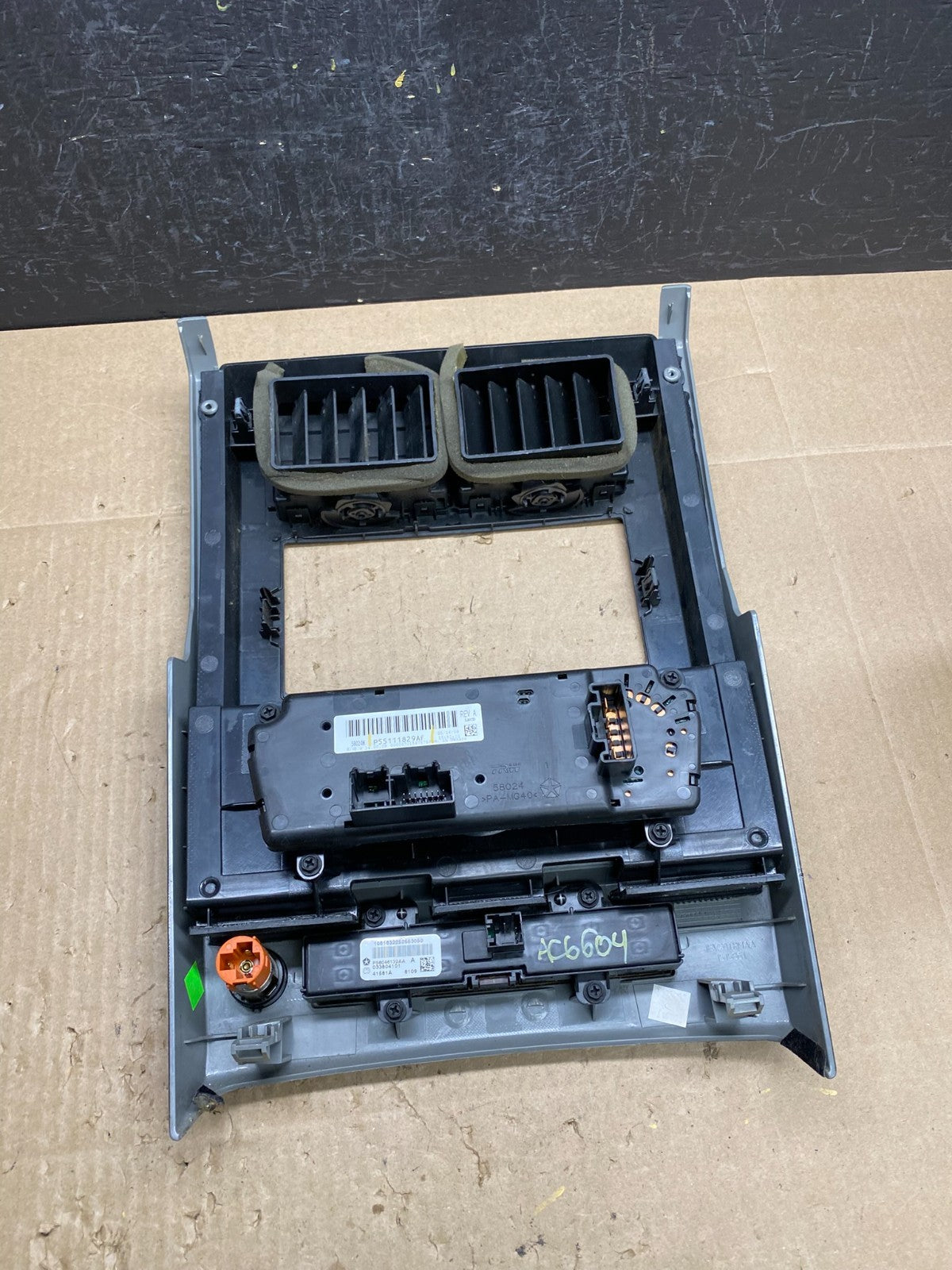 2008 to 2012 Jeep Liberty Dash Climate Temperature Control Radio Bezel AC6604 DG5