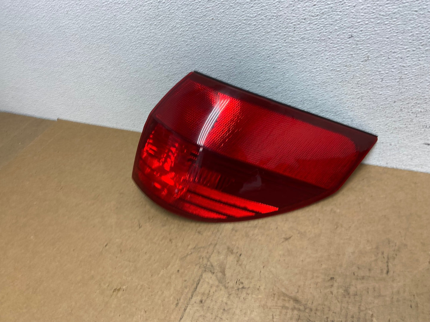 2004-2005 Toyota Sienna Right Passenger Rh Side Tail Light AC3084 LK1