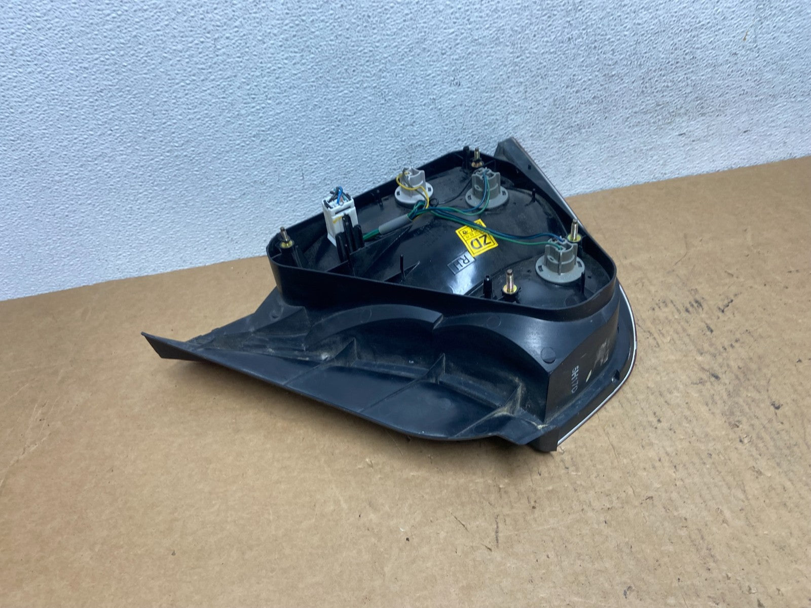 2004 to 2006 Suzuki Verona Right Passenger RH Side Tail Light AD4700 DG4