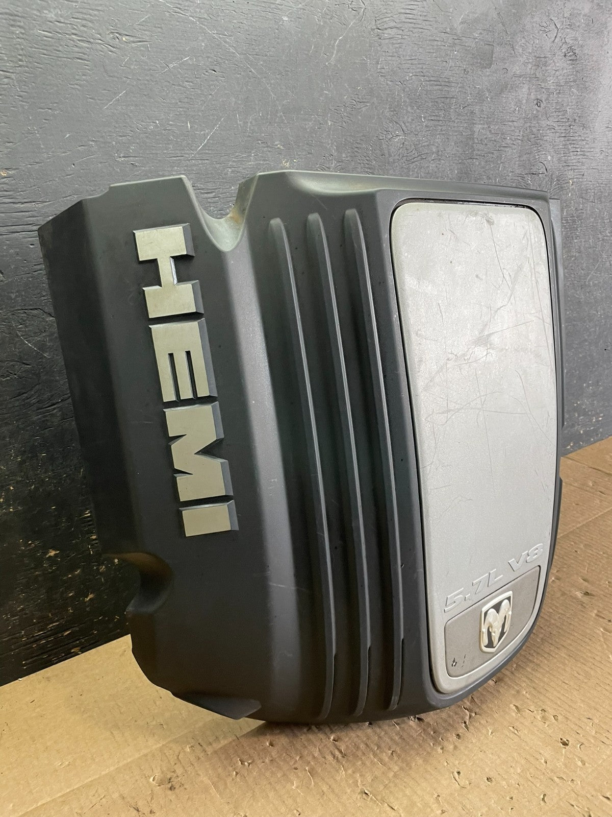 2005 to 2010 Chrysler 300 5.7L V8 Hemi Engine Motor Cover OEM AA6146 DG1