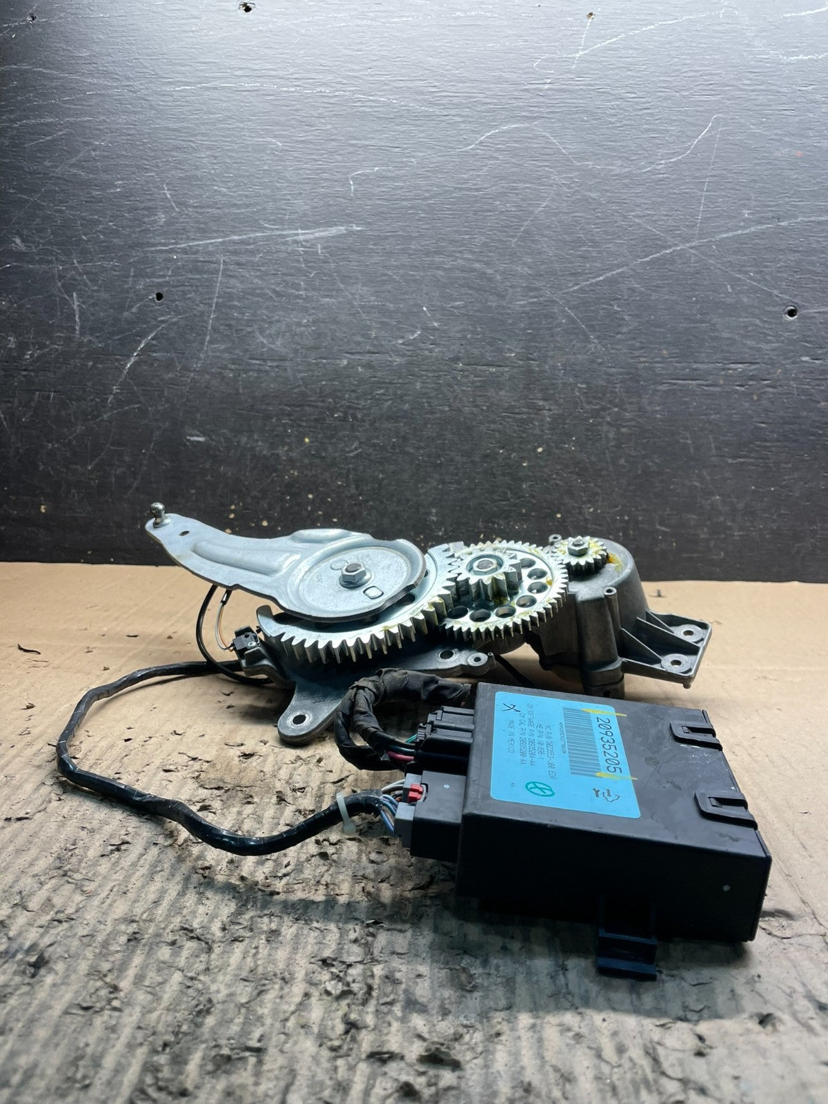 2009-2012 GMC Acadia Power Motor Liftgate Tailgate Control Module V2242 DG1