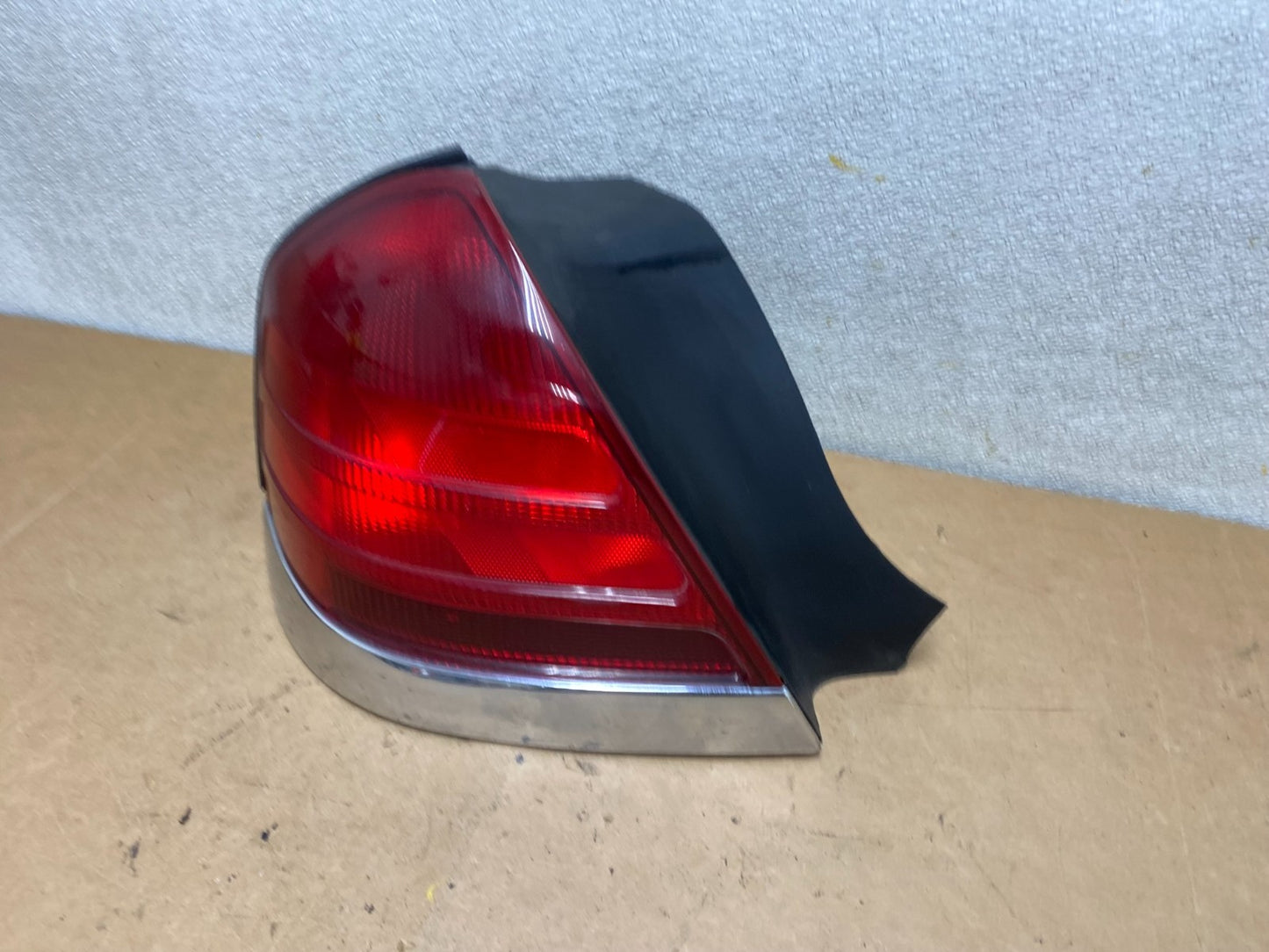 1998-2003 Ford Crown Victoria Left Driver Lh Side Tail Light Oem X4940 DW1