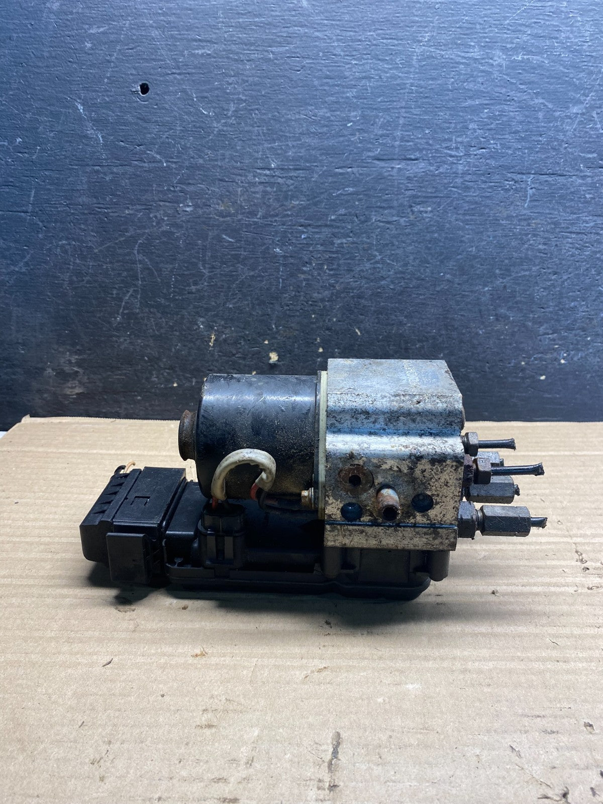 2006 2007 Ford E250 E350 Econoline Anti-Lock ABS Antilock Brake Pump AH9992 DW2