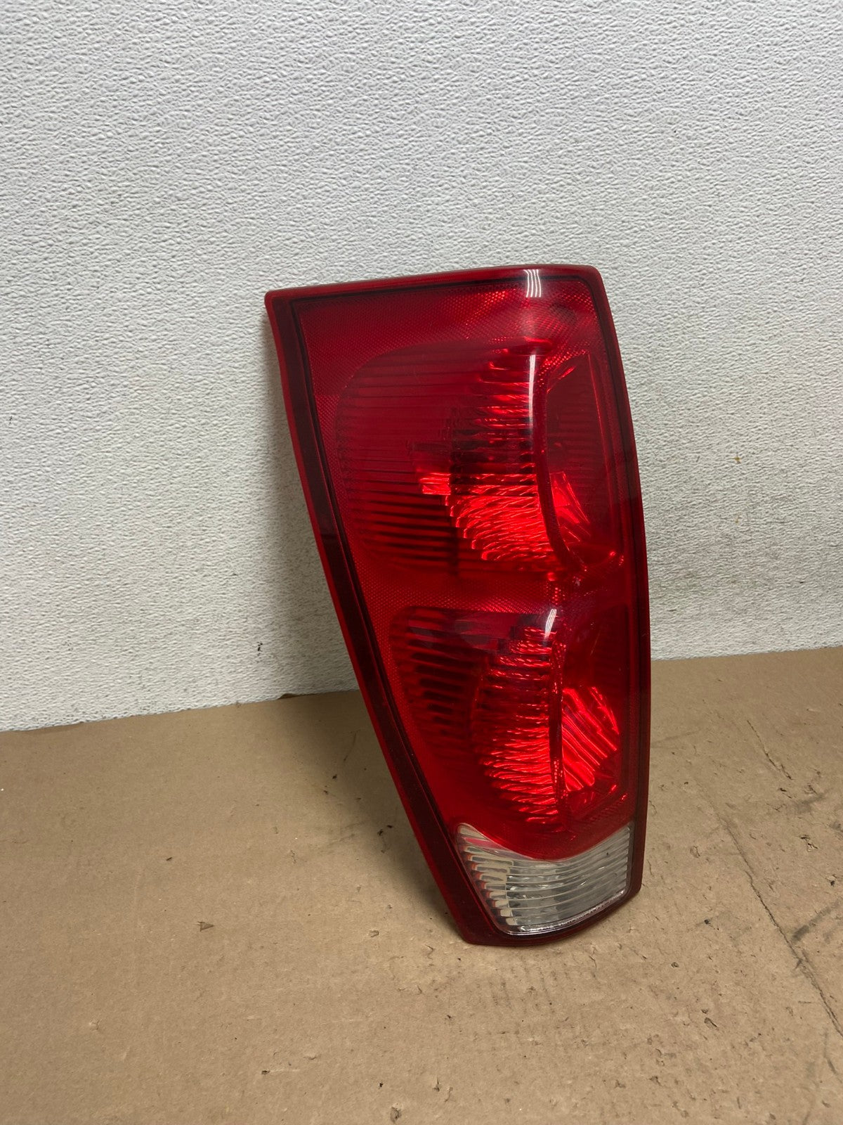 2002 to 2006 Chevrolet Avalanche Left Driver LH Tail Light AG5529 LK2
