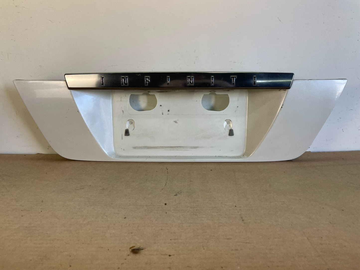 2002 2003 2004 Infiniti I35 Trunk Lid Rear License Plate Garnish AF8800 DG0