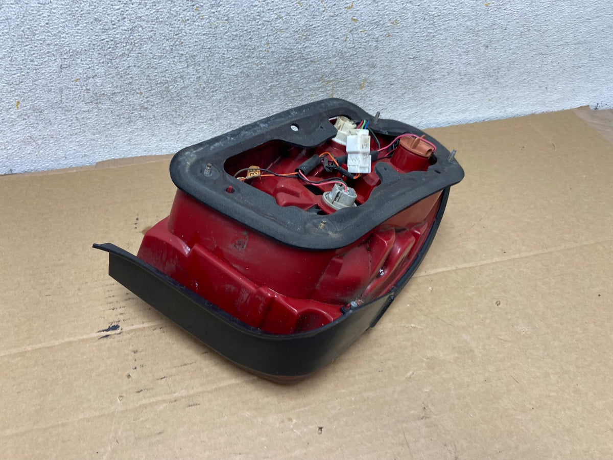 2002 - 2005 Hyundai Sonata Right Passenger RH Side Tail Light AH7768 LK6