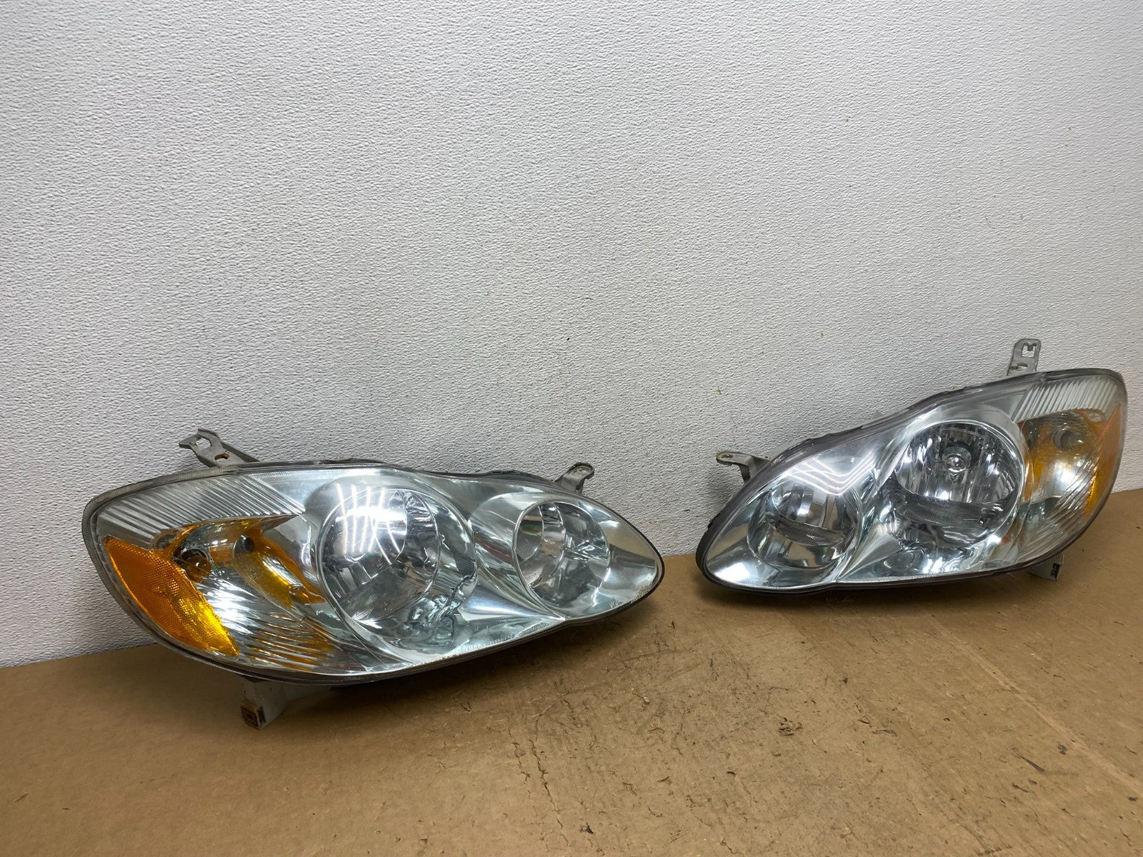 2003 to 2004 Toyota Corolla Left+Right Side Set Headlights AD0645 DW2