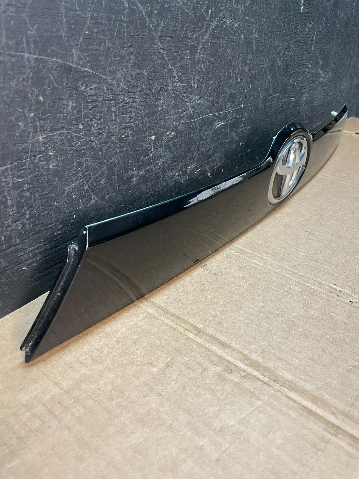 2014 to 2018 Toyota Highlander Tailgate Trunk Trim Molding Handle AE8446 DG2