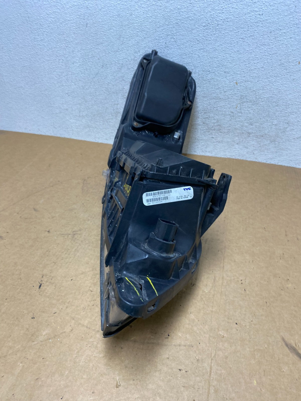 2005 to 2011 Lincoln Town Car Left Driver LH Side Headlight TYC AE3159 DW6