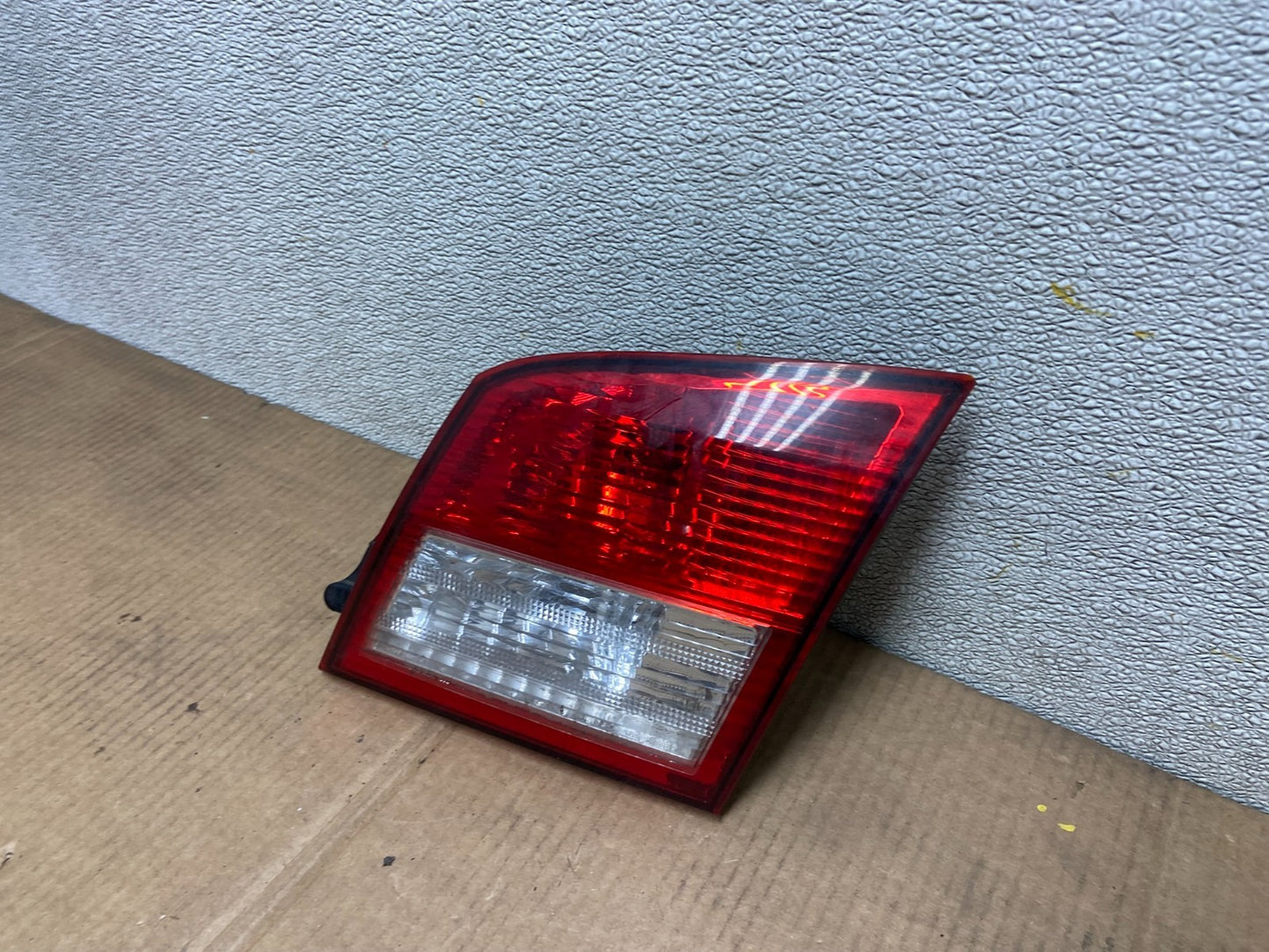 2002-2004 Infiniti i35 Inner Light Right Passenger RH Tail Light OEM AA5340 DW1